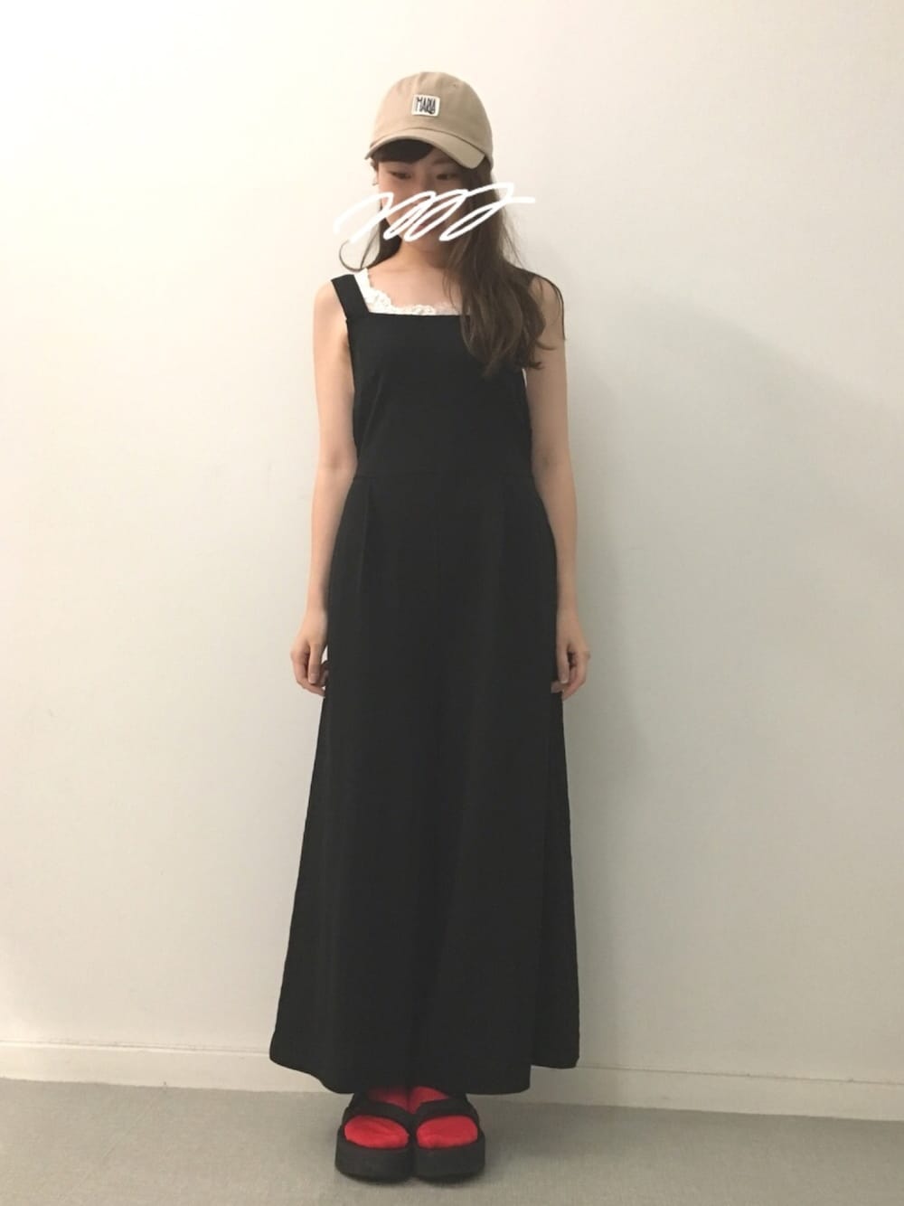 「14+、カジュアル、イチヨンプラス、夏、楽チンコーデ、フェススタイル、黒、赤い靴下、厚底サンダル、キャップ」｜「14+のアイテム（キャップ、ベージュ系）」を使った、14+ イオンモール木更津店 スタッフさん（レディース・160cm）の夏コーディネートの1枚目の写真
