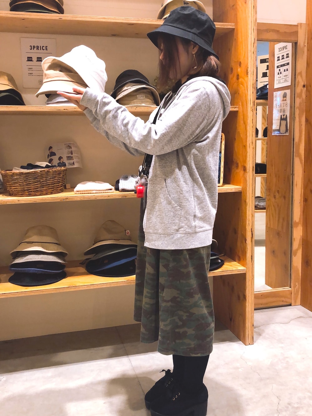 「14+、イチヨンプラス、バケットハット、シンプルコーデ、迷彩コーデ、パーカーコーデ」｜「14+のアイテム（ハット、ブラック系）」を使った、14+ イオンモール木更津店 スタッフさん（レディース・155cm）の冬コーディネートの1枚目の写真