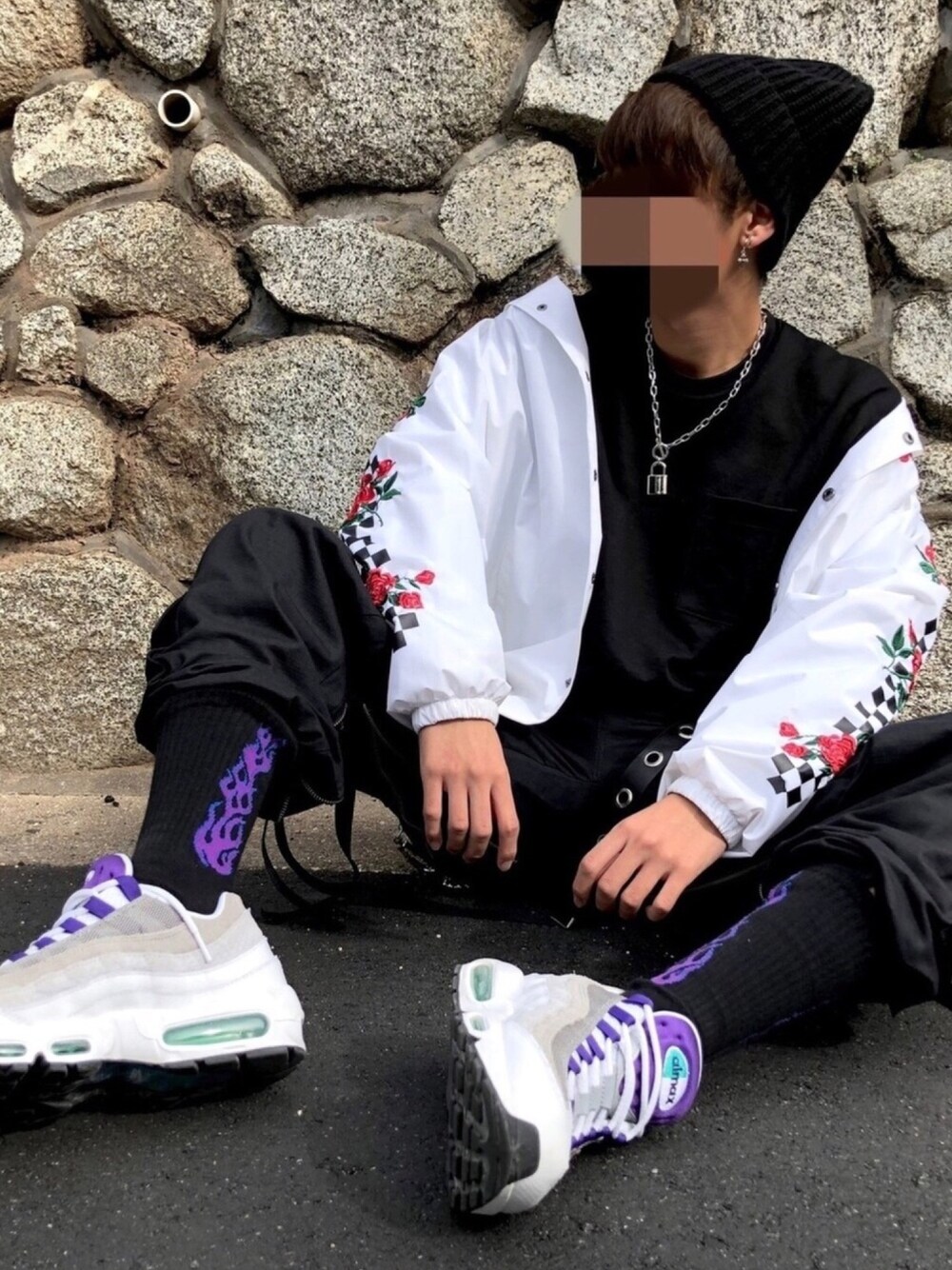 「やっぱりストリートが好き、秋のコーデ、NIKE、カーゴパンツ、お洒落さんとつながりたい、薔薇、韓国ファッション、韓国ブランド、ootd、ピープス」｜「SPINNSの薔薇&ブロックチェックデザイン　ナイロンコーチジャケット（ナイロンジャケット、ホワイト系）」を使った、やまはるさん（メンズ・175cm）の秋コーディネートの1枚目の写真