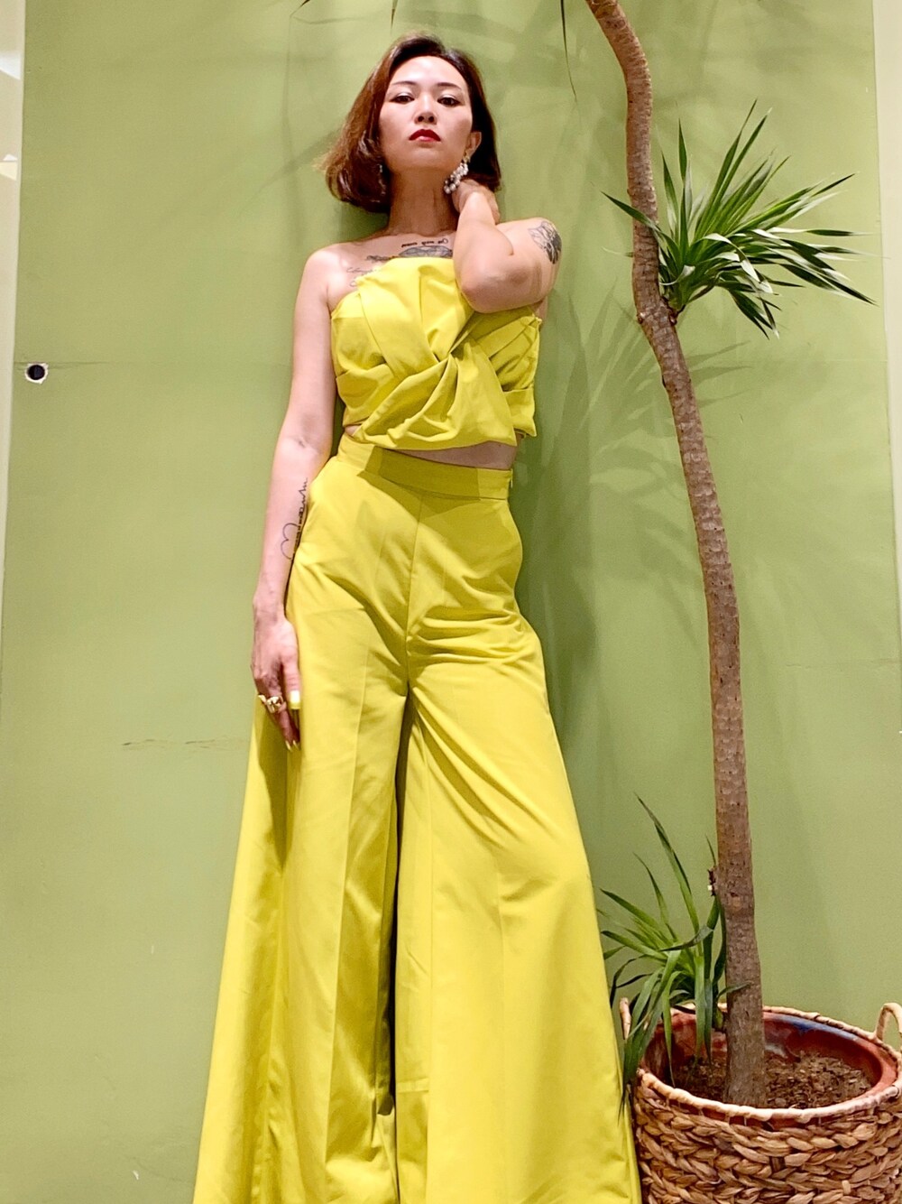 「the Bのアイテム（チューブトップ、イエロー系）」を使った、Zitaさん（レディース・170cm）の春コーディネートの1枚目の写真