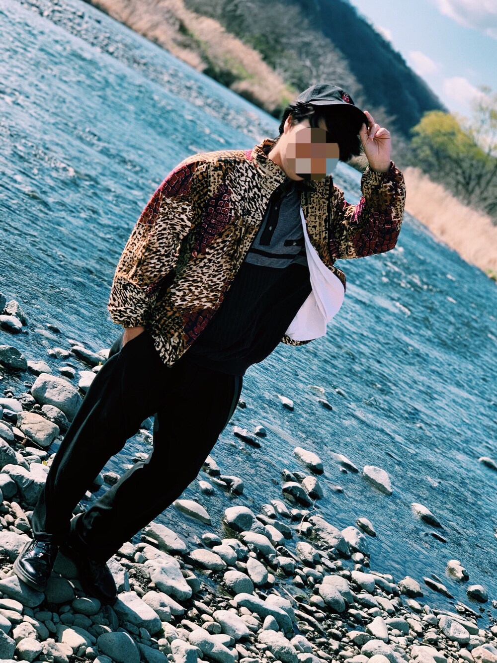 「春コーデ、カジュアルコーデ、おしゃれさんと繋がりたい、春アウター、古着、古着MIX、Dr.Martens、キャップ、柄、プチプラ」｜「古着のアイテム（トップス、レッド系）」を使った、HIROHIDEさん（メンズ・164cm）の春コーディネートの1枚目の写真