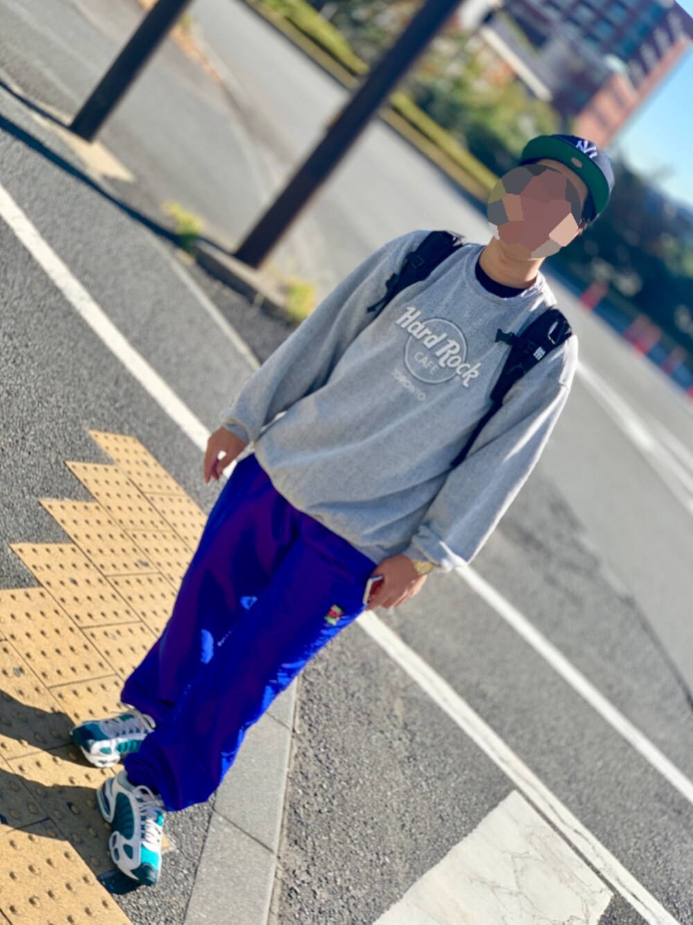 「おしゃれさんと繋がりたい、シンプル、スニーカー、ゆるコーデ、カジュアル、いいね、save、フォローお願いします🤑、ストリートMIX、NIKE」｜「Hard Rock Cafeのアイテム（トップス、グレー系）」を使った、HIROHIDEさん（メンズ・164cm）の秋コーディネートの1枚目の写真