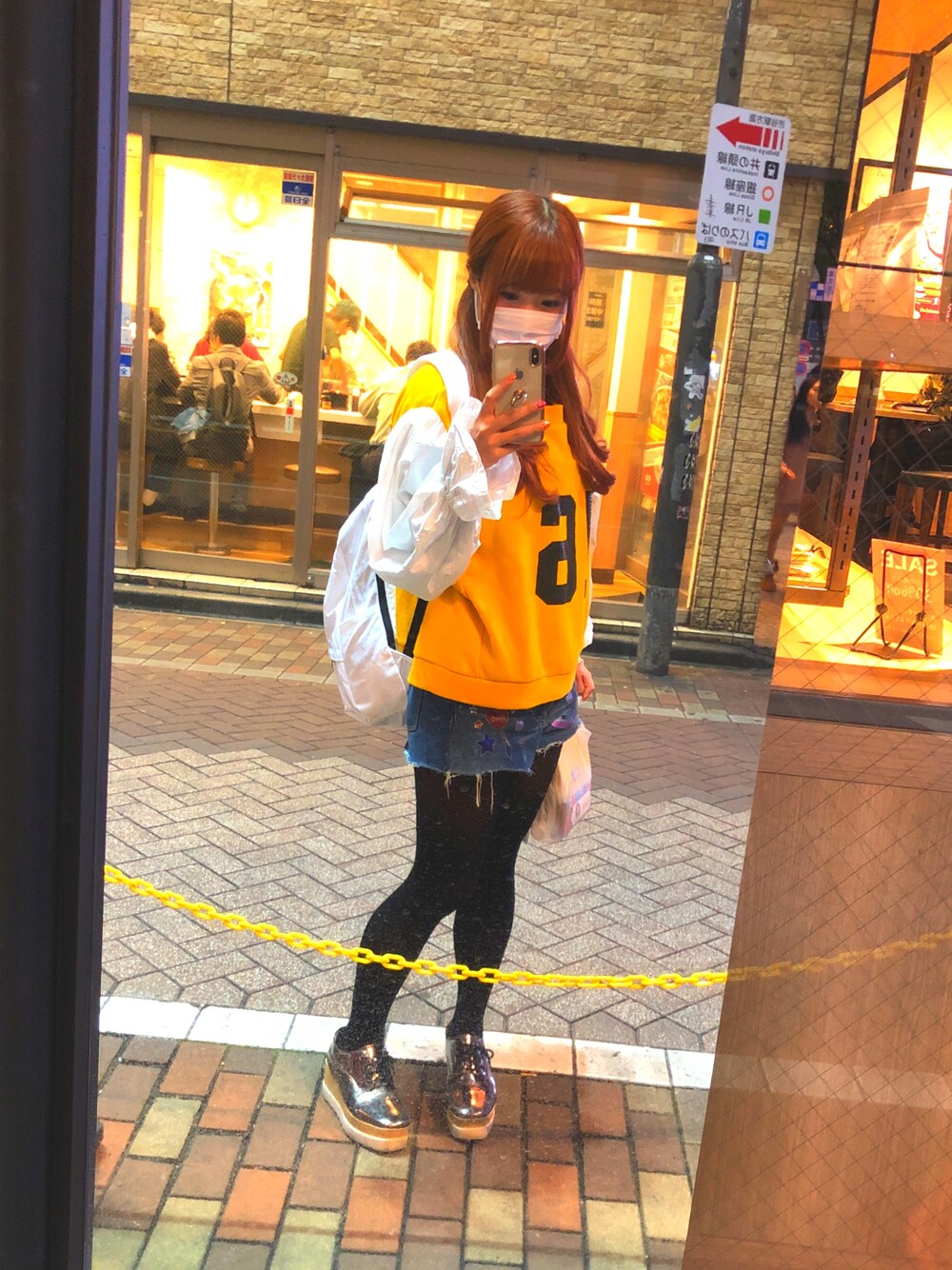 イエロー系のTシャツ/カットソー、その他のその他シューズ、ホワイト系のバッグを着用したレディースの秋コーディネートの1枚目の写真