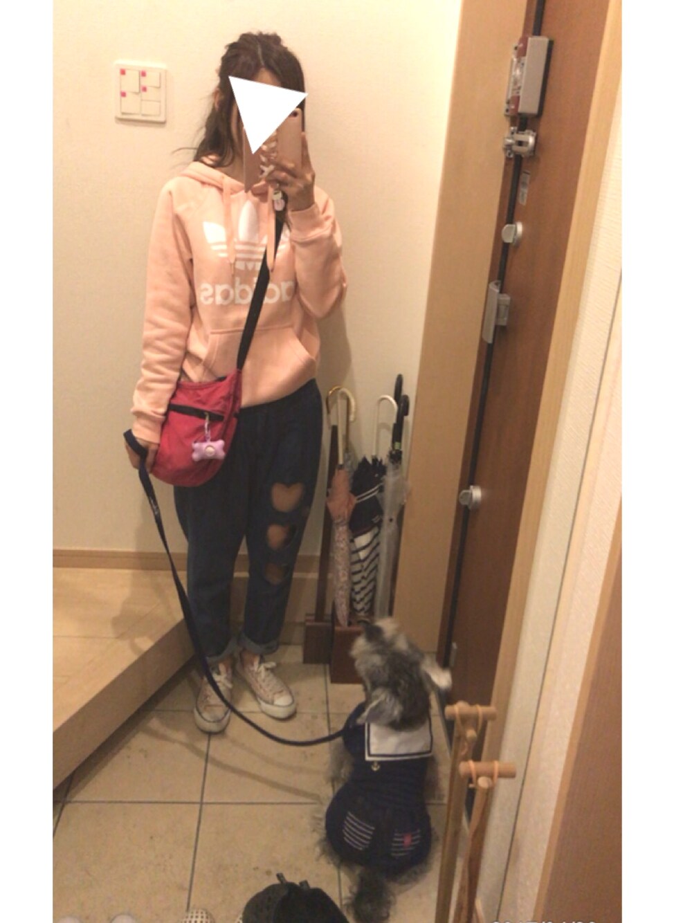 「スニーカー、デニム、休日スタイル、おさんぽ、アディダス、犬、デニムパンツ、コンバース、コンバース オールスター、散歩」｜「adidasの【adicolor】オリジナルス パーカー[ORIGINALS 3FOIL HOODIE]（パーカー、ピンク系）」を使った、こたつんさん（レディース・158cm）の春コーディネートの1枚目の写真