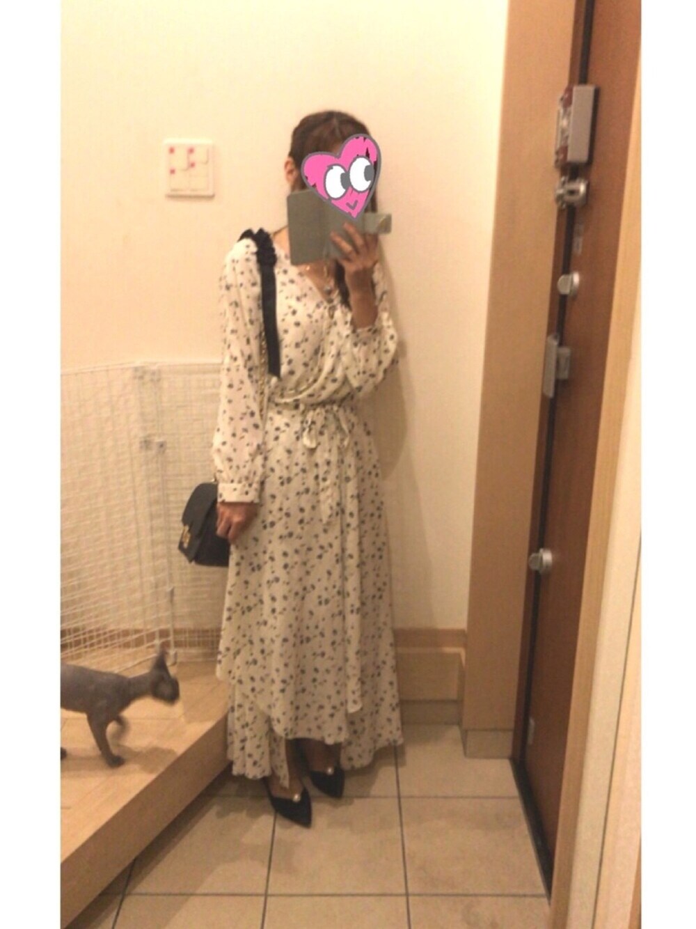 「シンプル、ゆるコーデ、ワンピース、マキシ丈ワンピース、イレギュラーヘム、フラットシューズ、ショルダーバッグ、肩フリル、パール、花柄ワンピース」｜「Chicoの花柄前開きマキシOP（ワンピース、ホワイト系）」を使った、こたつんさん（レディース・158cm）の夏コーディネートの1枚目の写真