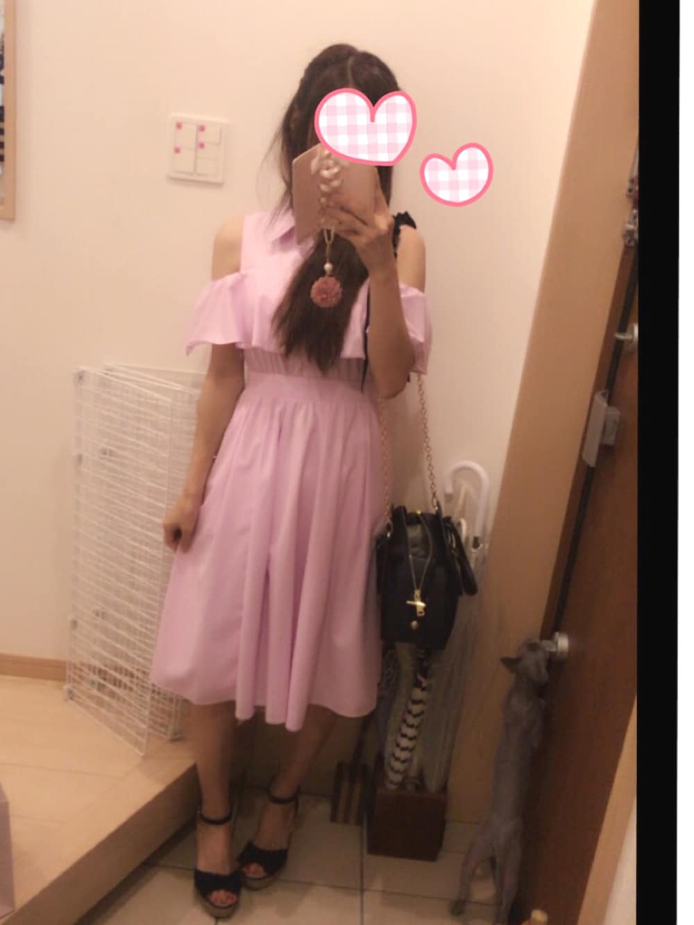 「オフショル、オフショルワンピース、ピンク×ネイビー、ピンク、summer、夏コーデ、ワンピース、サンダル、ショルダーバッグ、フリル」｜「Gem.の【Gem.】レザーボストン / Gusset Leather Bag  011012463（ボストンバッグ、ブルー系）」を使った、こたつんさん（レディース・158cm）の夏コーディネートの1枚目の写真