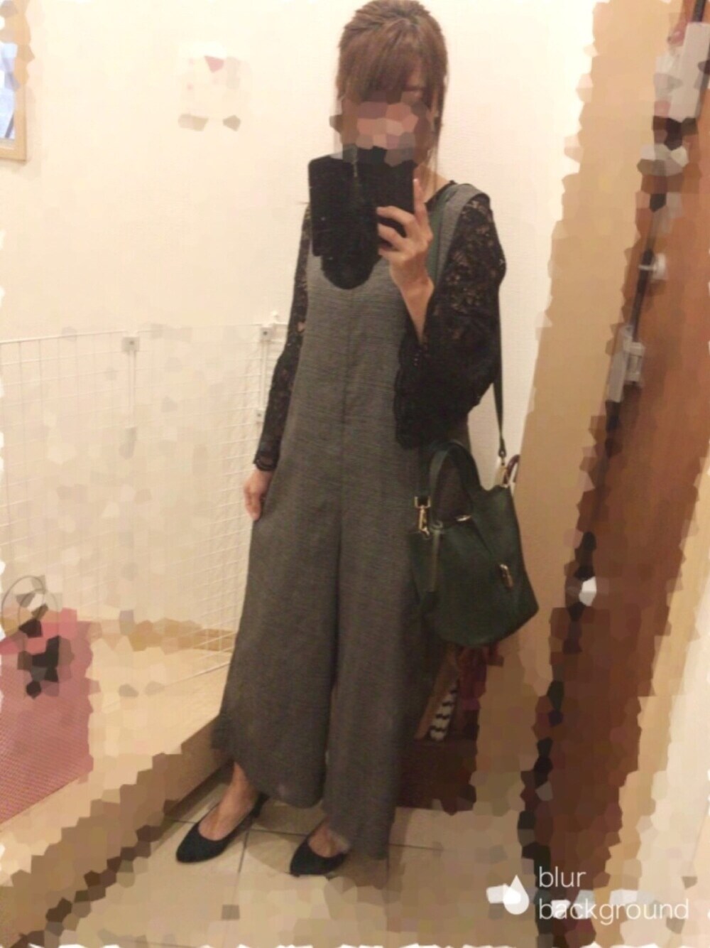 ブラック系のTシャツ/カットソー、グリーン系のハンドバッグ、ブラック系のサロペット/オーバーオールを着用したレディースの秋コーディネートの1枚目の写真