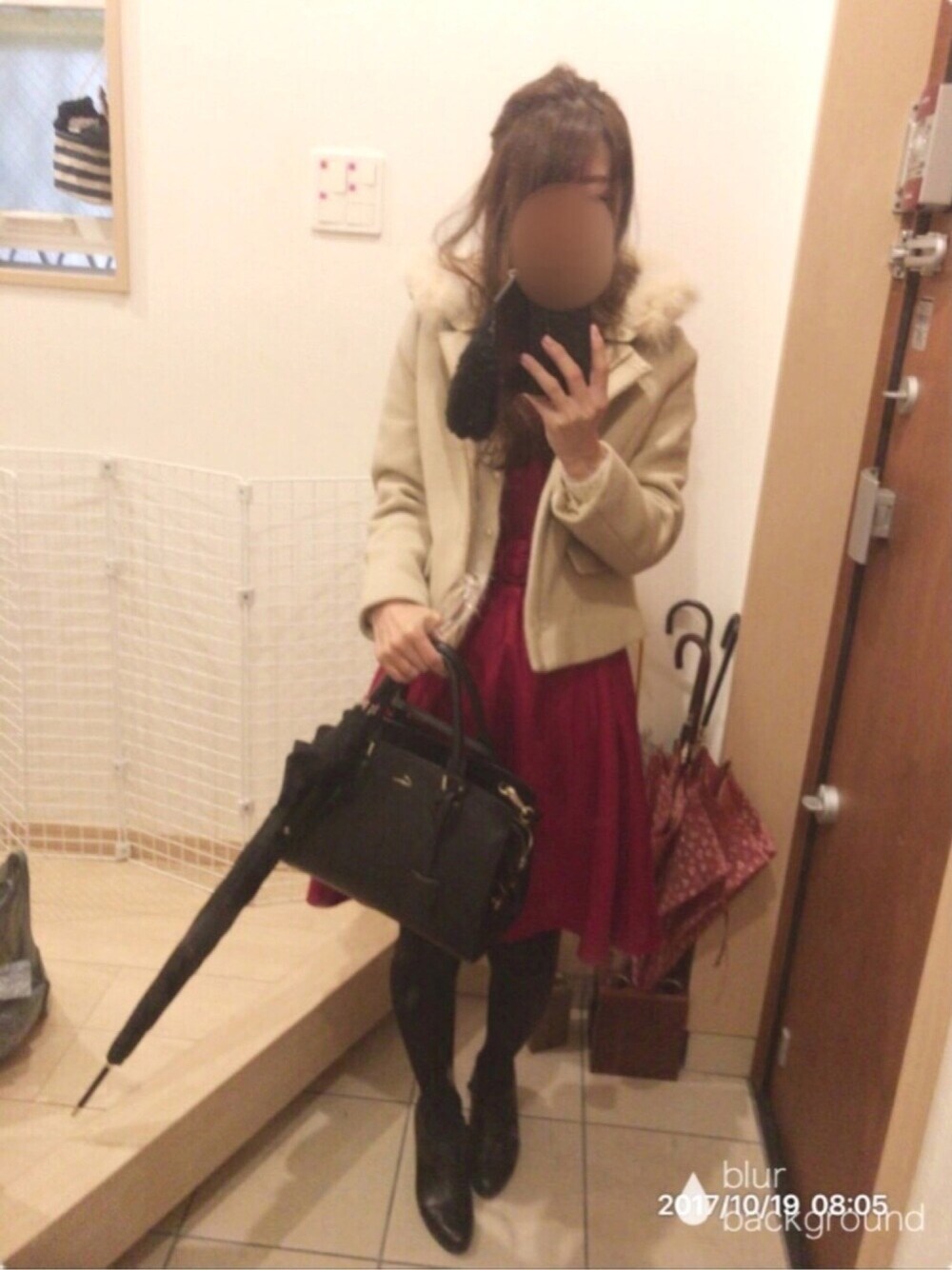 「秋コーデ、秋色、ワンピース、ショートコート、大人ガーリー、ブーティ、傘、赤」｜「Gem.の【Gem.】レザーボストン / Gusset Leather Bag  011012463（ボストンバッグ、ブルー系）」を使った、こたつんさん（レディース・158cm）の秋コーディネートの1枚目の写真
