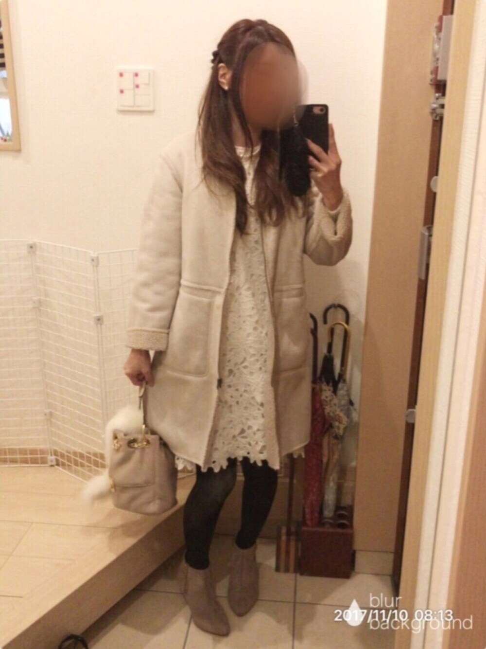 「ベージュ、ワンピース、レース、ショートブーツ、ムートンコート、リバーシブル、パールネックレス、パールアクセ、ファー小物、キレイめ」｜「ファー ティペットのアイテム（ファッション雑貨、ホワイト系）」を使った、こたつんさん（レディース・158cm）の秋コーディネートの1枚目の写真