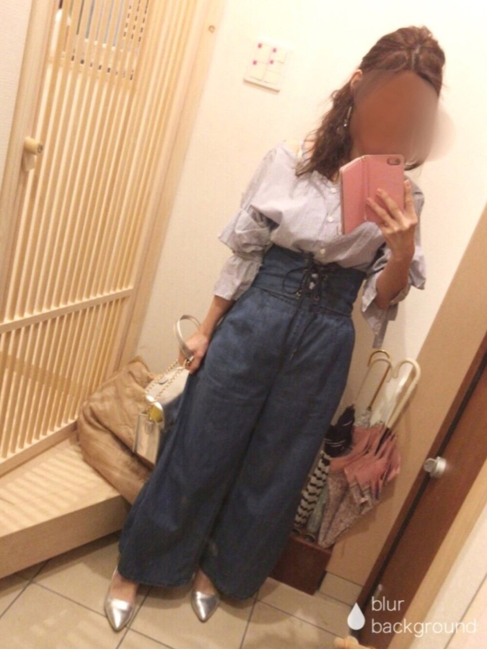 「カジュアル、シャツスタイル、ワイドパンツ、ストライプ、ボリューム袖、シルバー、シルバーシューズ、オトナカジュアル、大人カジュアル、コルセット」｜「GUのアイテム（デニムパンツ、ブルー系）」を使った、こたつんさん（レディース・158cm）の春コーディネートの1枚目の写真