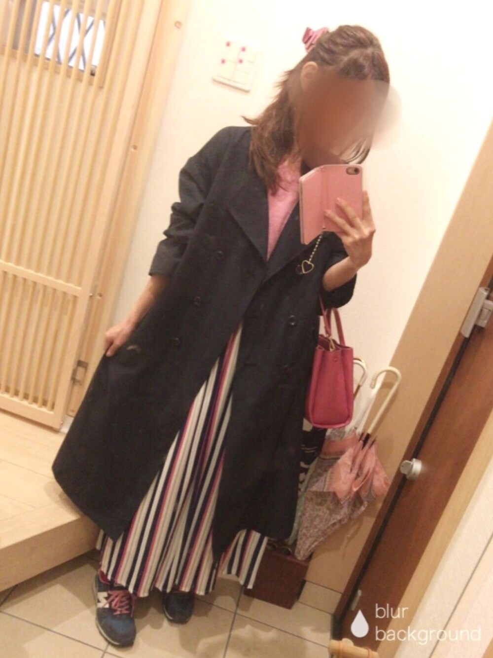 「カジュアルコーデ、春、大人カジュアル、パンツスタイル、スニーカー、大人ガーリー、ストライプ、ストライプパンツ、ネイビー×ピンク」｜「NEW BALANCEのNEW BALANCE ニューバランス WR996ABP(D) BLUE(ABP)（スニーカー、ブルー系）」を使った、こたつんさん（レディース・158cm）の春コーディネートの1枚目の写真