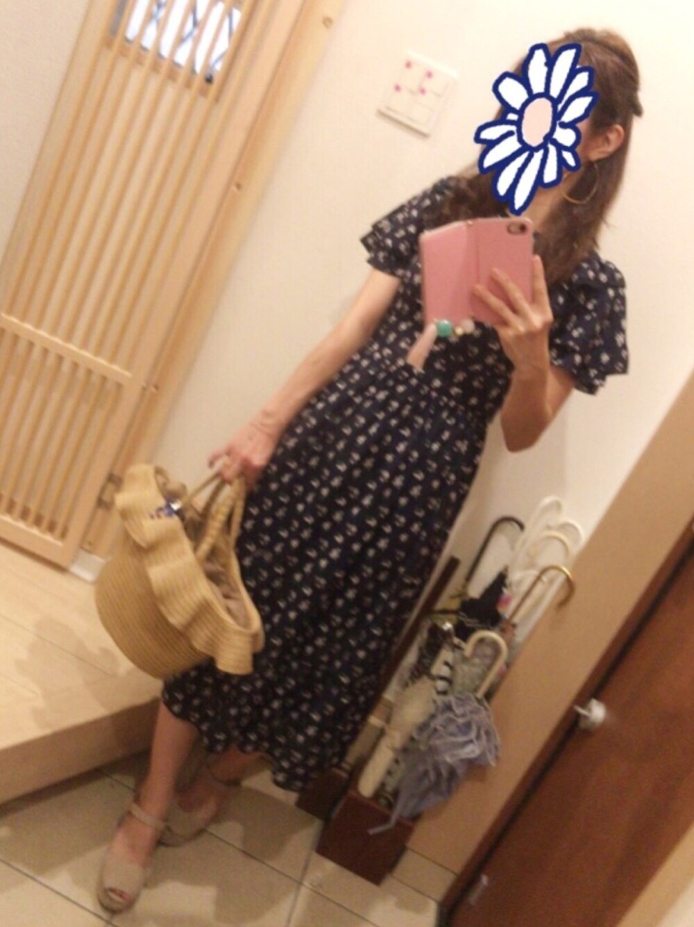 「ネイビー、大人ガーリー、ガーリー、ワンピース、花柄、かごバッグ、花柄ワンピース、フープピアス」｜「神戸レタスのアイテム（かごバッグ、ベージュ系）」を使った、こたつんさん（レディース・158cm）の夏コーディネートの1枚目の写真