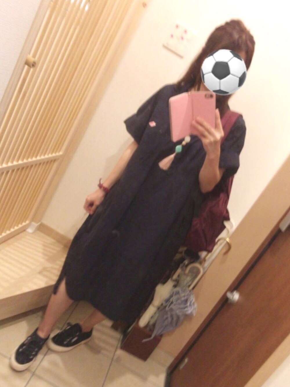 ブルー系のシャツワンピース、ブルー系のスニーカーを着用したレディースの夏コーディネートの1枚目の写真