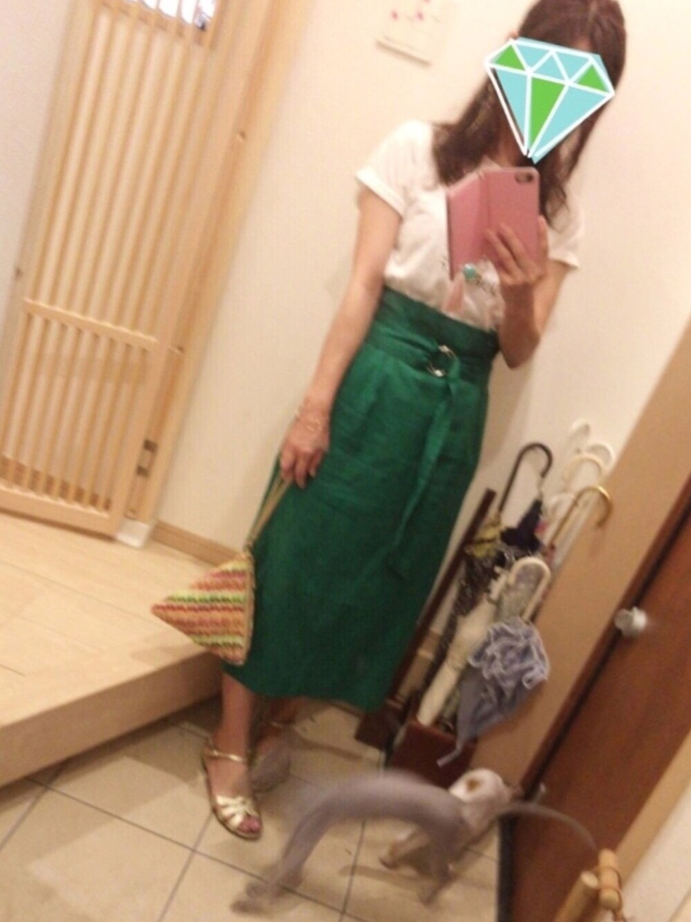 その他のクラッチバッグ、ホワイト系のTシャツ/カットソー、グリーン系のスカートを着用したレディースの夏コーディネートの1枚目の写真