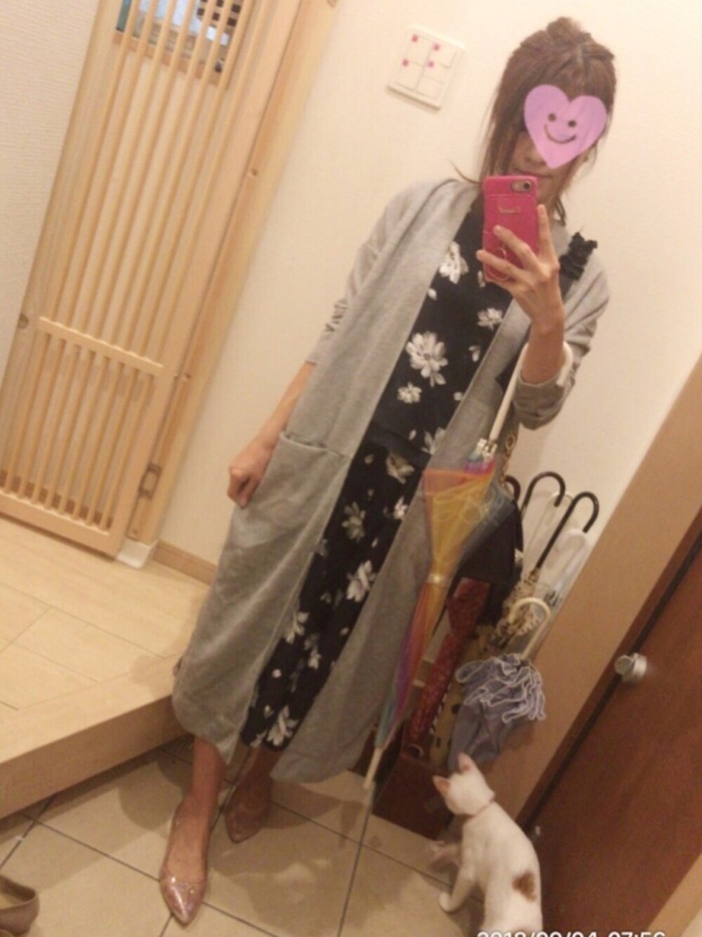 「ロングカーディガン、セットアップ、花柄、ガウチョパンツ、雨の日コーデ、雨、PVC、虹色、ネイビー×グレー」｜「Cocoonistのアイテム（長傘、その他）」を使った、こたつんさん（レディース・158cm）の秋コーディネートの1枚目の写真