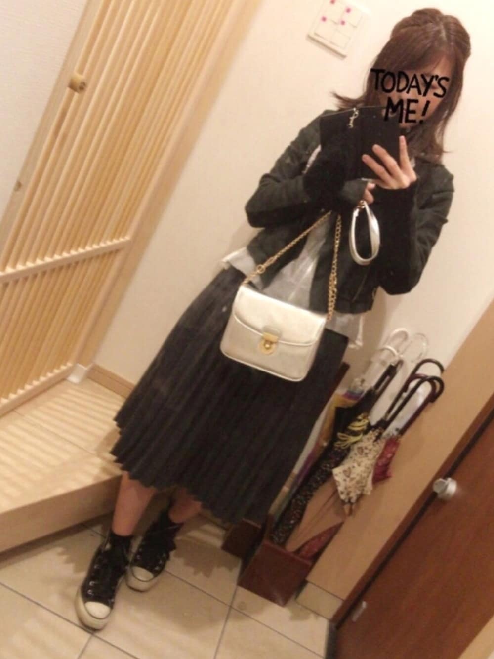 「秋コーデ、黒、プリーツスカート、ライダースジャケット、グレー、グレーコーデ、パーカー、スニーカー、シルバーバッグ、コンバース オールスター」｜「CONVERSEのCONVERSE / LEA ALL STAR HI（スニーカー、ブラック系）」を使った、こたつんさん（レディース・158cm）の秋コーディネートの1枚目の写真