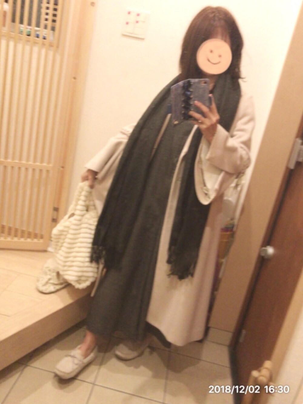 ベージュ系のモカシン/デッキシューズ、ベージュ系のその他アウター、ブラック系のサロペット/オーバーオールを着用したレディースの冬コーディネートの1枚目の写真