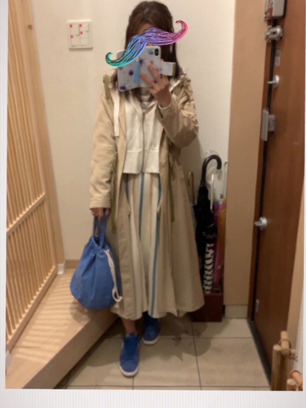「春コーデ、スニーカー、カジュアルコーデ、ロングスカート、春アウター、ストライプ、マルチストライプ、ワンピース、カジュアルガーリー、ブルー」｜「NIKEのナイキ クラシックスニーカー ブレーザー LOW スエード ウィメンズシューズ（スニーカー、ブルー系）」を使った、こたつんさん（レディース・158cm）の春コーディネートの1枚目の写真