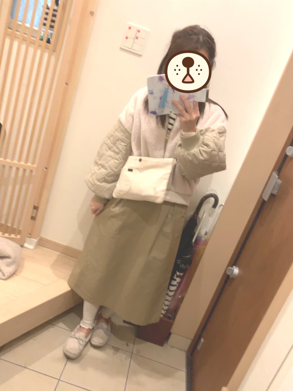 ベージュ系のモカシン/デッキシューズ、ベージュ系のスカート、ホワイト系のショルダーバッグを着用したレディースの春コーディネートの1枚目の写真