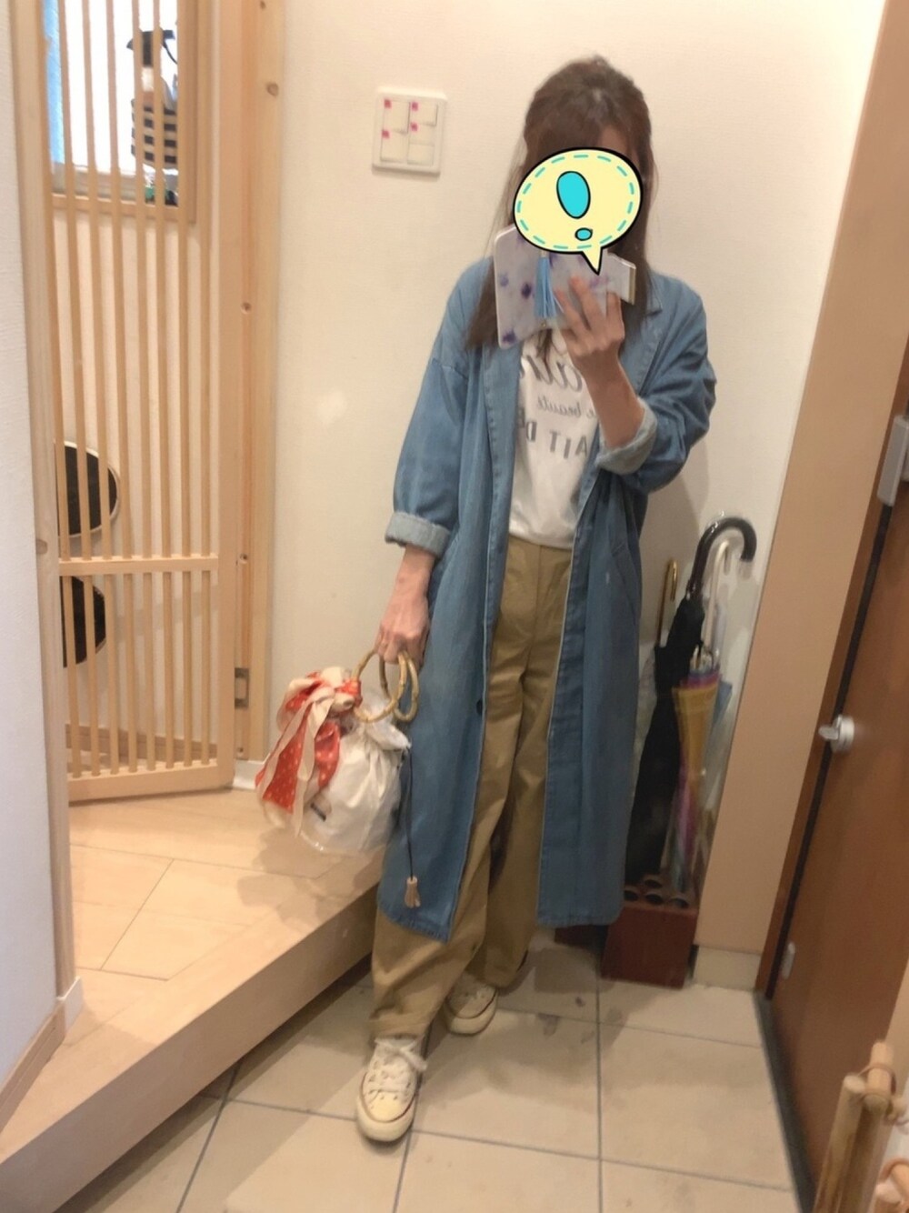 ホワイト系のスニーカー、ベージュ系のパンツ、ブルー系のその他アウターを着用したレディースの春コーディネートの1枚目の写真