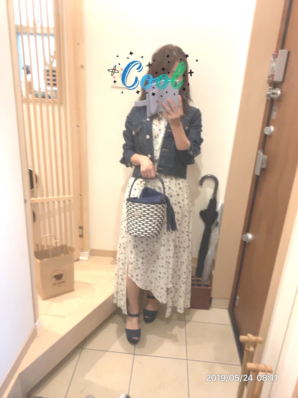 「花柄ワンピース、小花柄ワンピース、デニムジャケット、Gジャン、サンダル、かごバッグ、デニム、ガーリー」｜「Chicoの花柄前開きマキシOP（ワンピース、ホワイト系）」を使った、こたつんさん（レディース・158cm）の春コーディネートの1枚目の写真