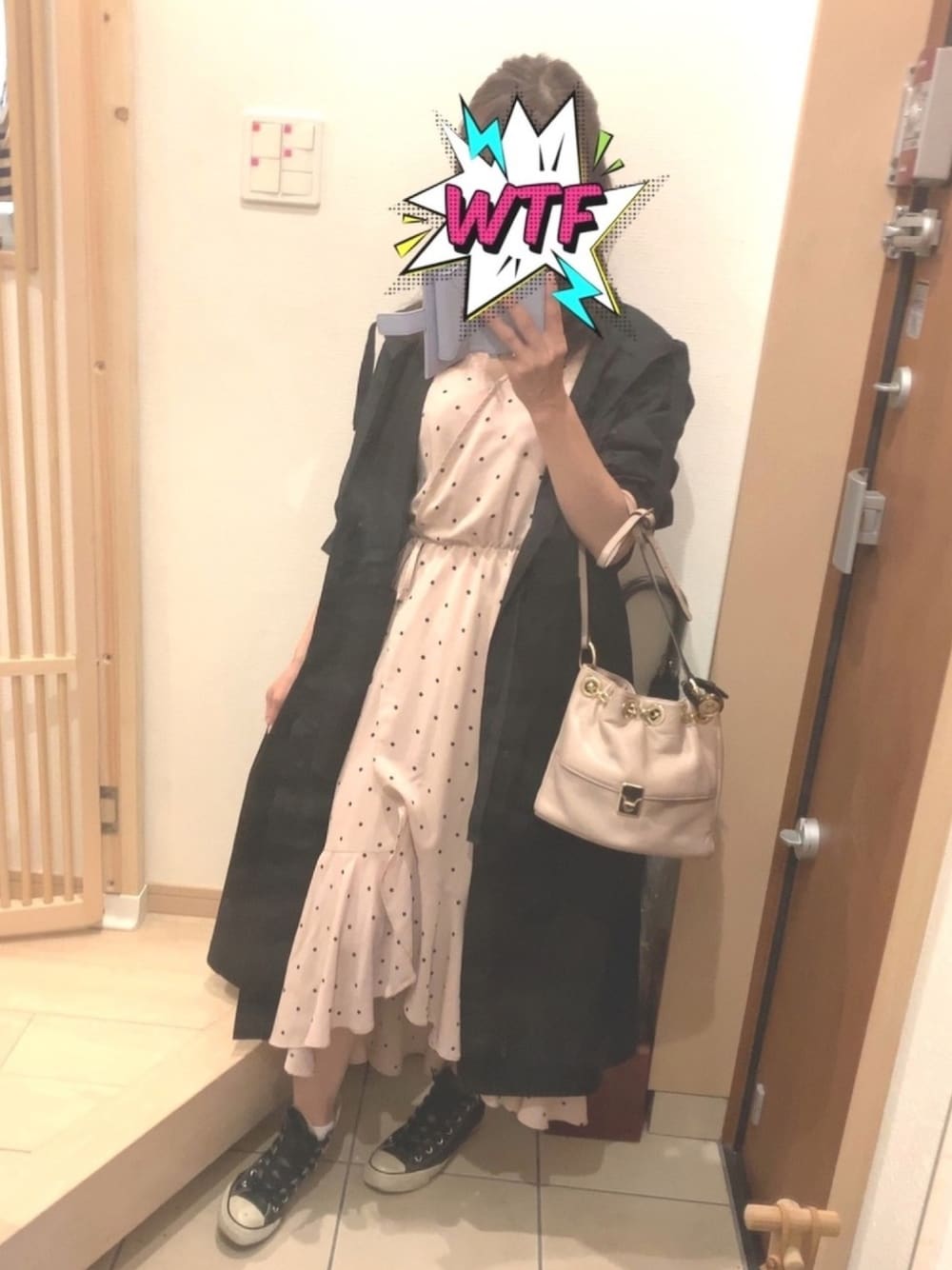 ブラック系のスニーカー、ベージュ系のバッグ、ピンク系のワンピースを着用したレディースの夏コーディネートの1枚目の写真