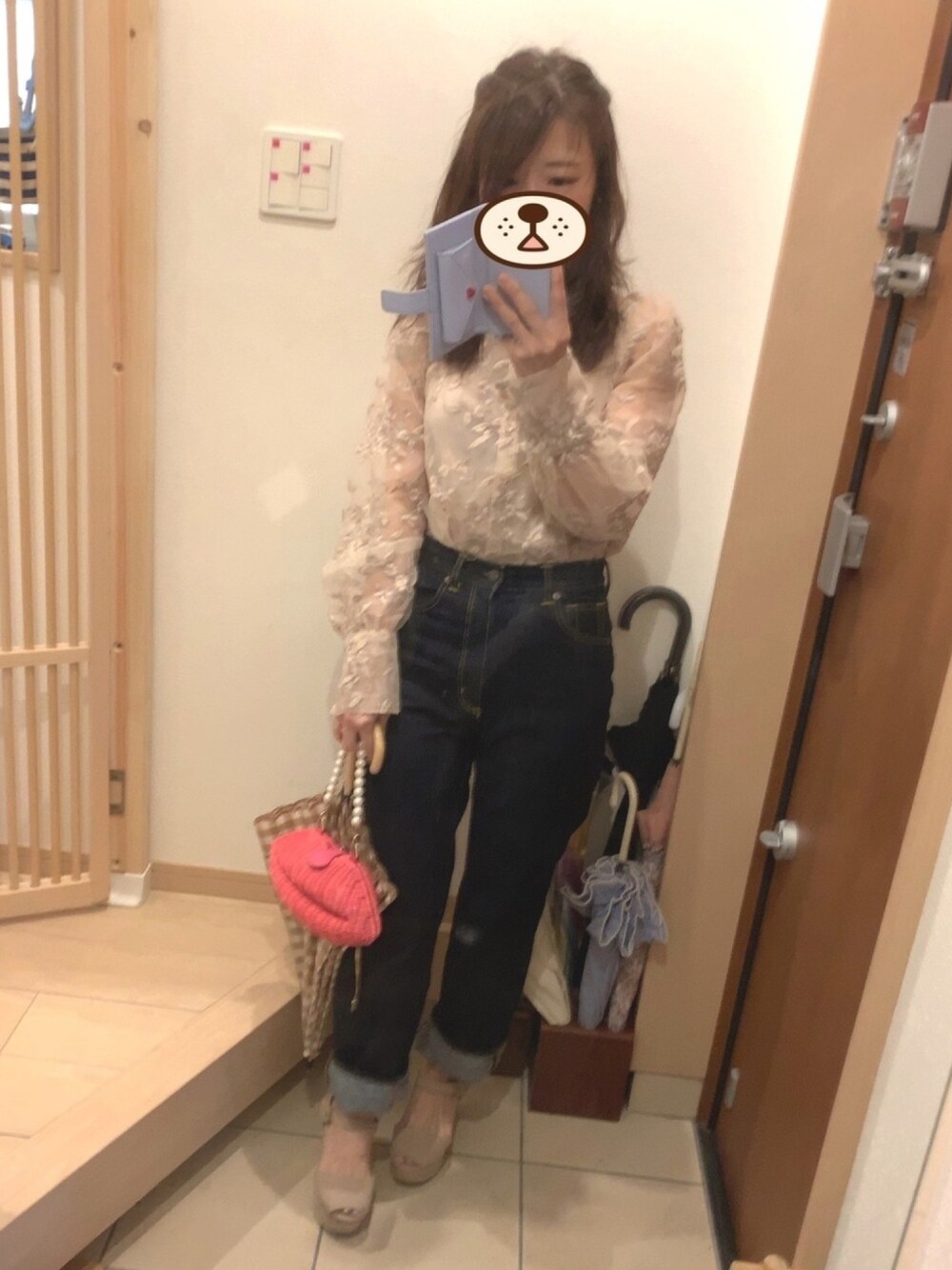 「レーストップス、デニム、デニムパンツ、ブラウス、サンダル、厚底サンダル、日傘、ベージュ、ストレートデニム、カジュアルガーリー」｜「RANDAのワンストラップウェッジサンダル（サンダル、ベージュ系）」を使った、こたつんさん（レディース・158cm）の夏コーディネートの1枚目の写真