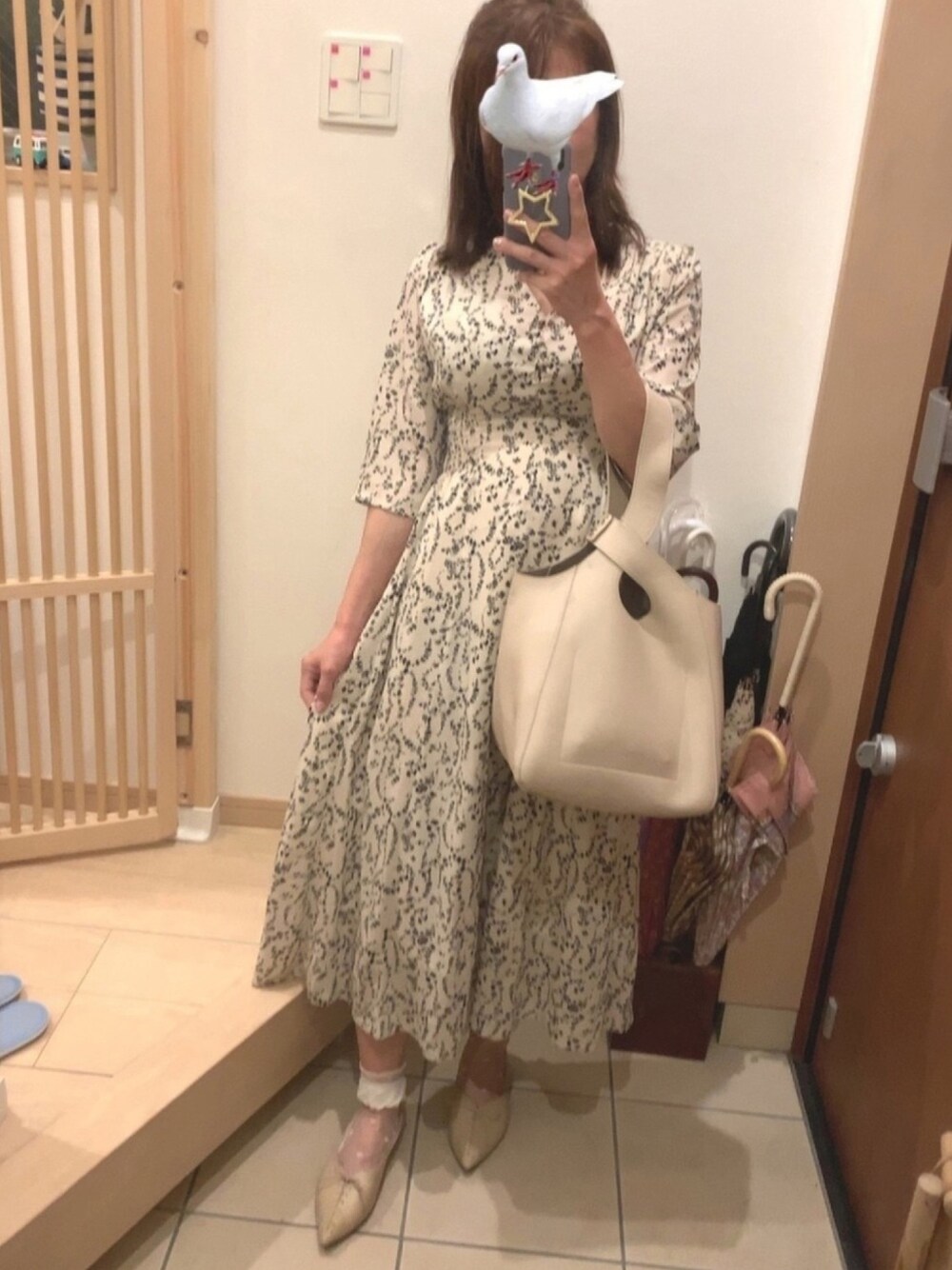 「花柄ワンピース、パンプス、モノトーン×ベージュ」｜「ODETTE E ODILEのOID レースアップ FLT15（パンプス、ベージュ系）」を使った、こたつんさん（レディース・158cm）の夏コーディネートの1枚目の写真