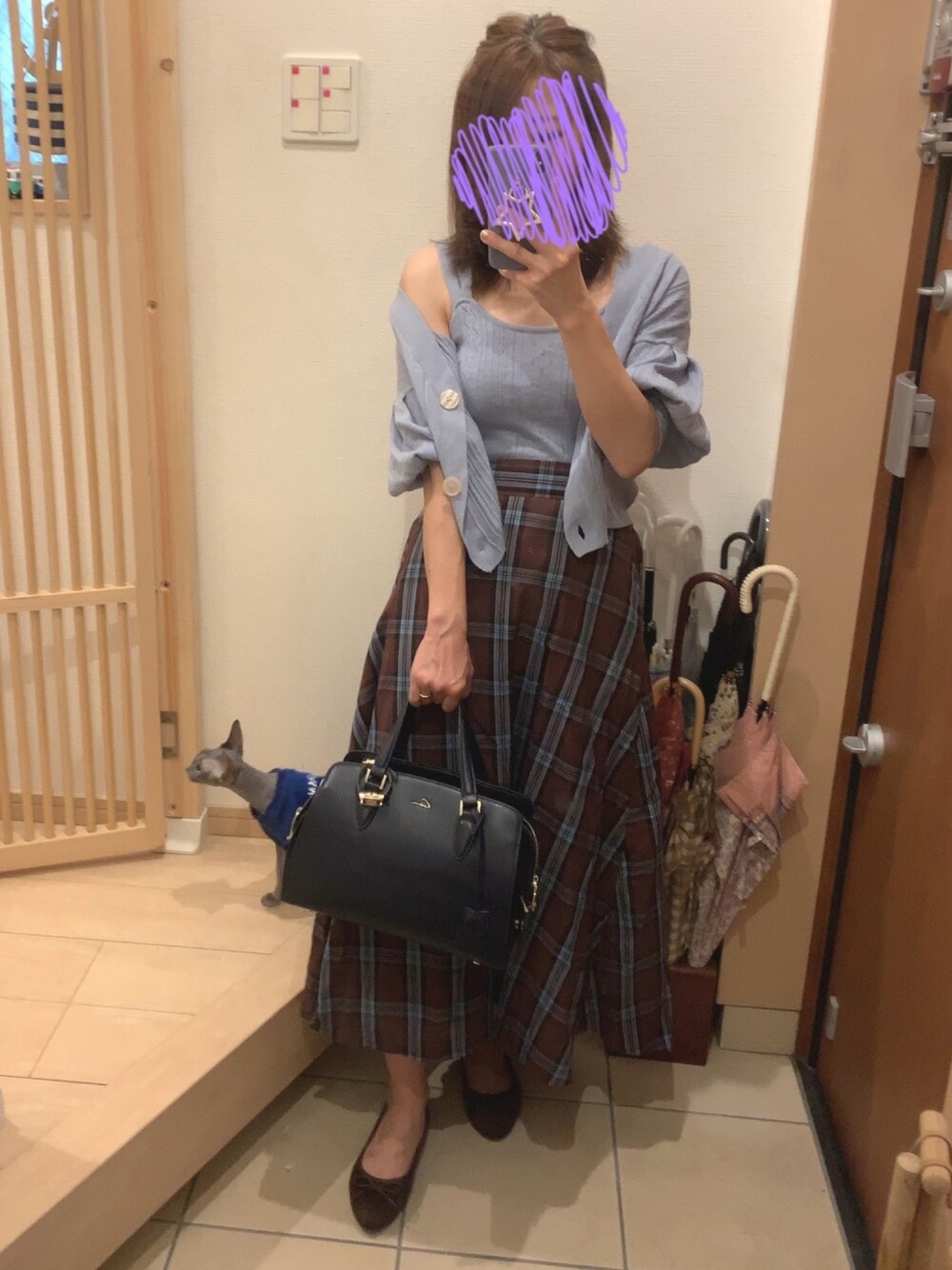 「チェックスカート、フラットシューズ、ネコ、ニットカーディガン、ニットキャミソール、ガーリー、GU」｜「GUのアイテム（スカート、ブラウン系）」を使った、こたつんさん（レディース・158cm）の秋コーディネートの1枚目の写真