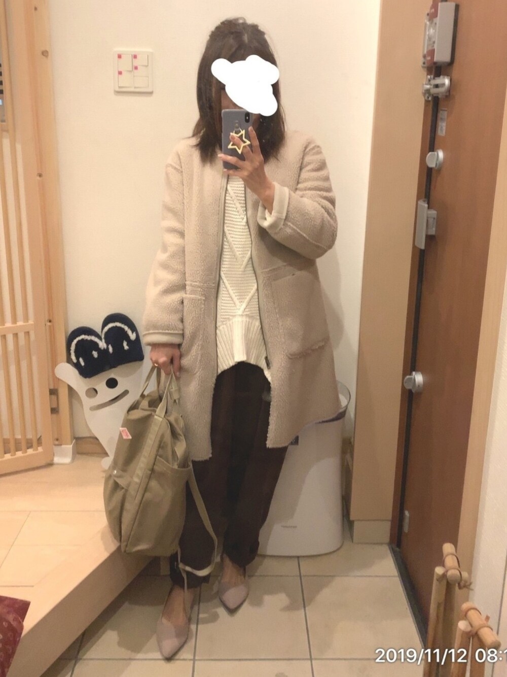 「テーパードパンツ、ニット、ケーブルニット、モコモコアウター、ブラウン、ベージュ、ブラウン×ベージュ、カジュアル、フラットシューズ」｜「ROPE' PICNICの【2WAY】リバーシブルフェイクムートンコート（ムートンコート、ベージュ系）」を使った、こたつんさん（レディース・158cm）の秋コーディネートの1枚目の写真