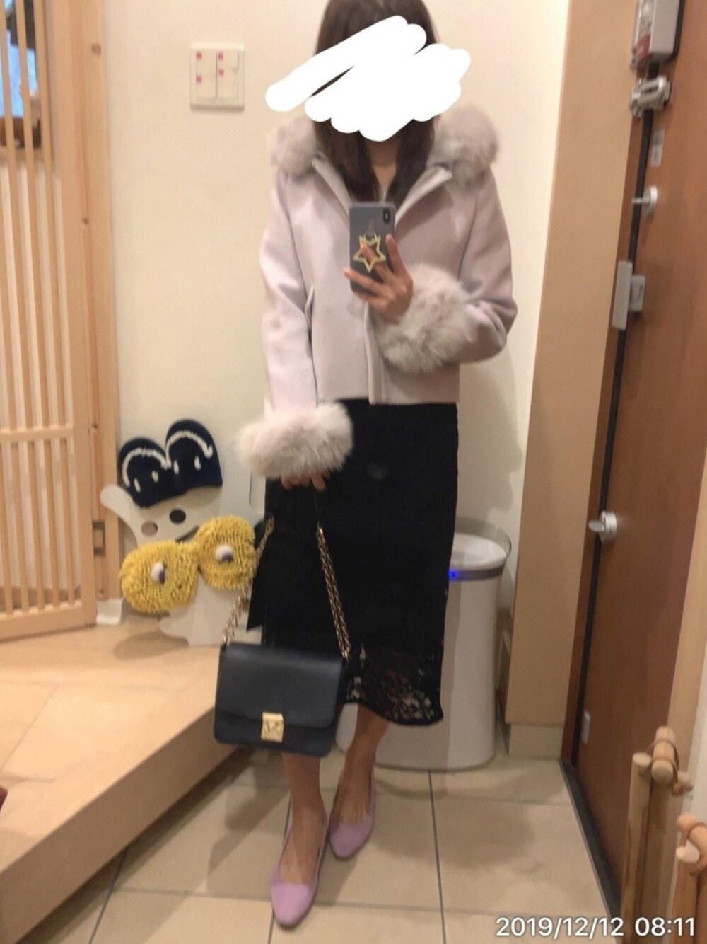 「タイトスカート、レーススカート、ファーコート、ネイビー、ラベンダー、オフィススタイル、ショートコート、袖ファー」｜「MISCH MASCHのフードZIPハーフ丈コート（その他アウター、パープル系）」を使った、こたつんさん（レディース・158cm）の冬コーディネートの1枚目の写真