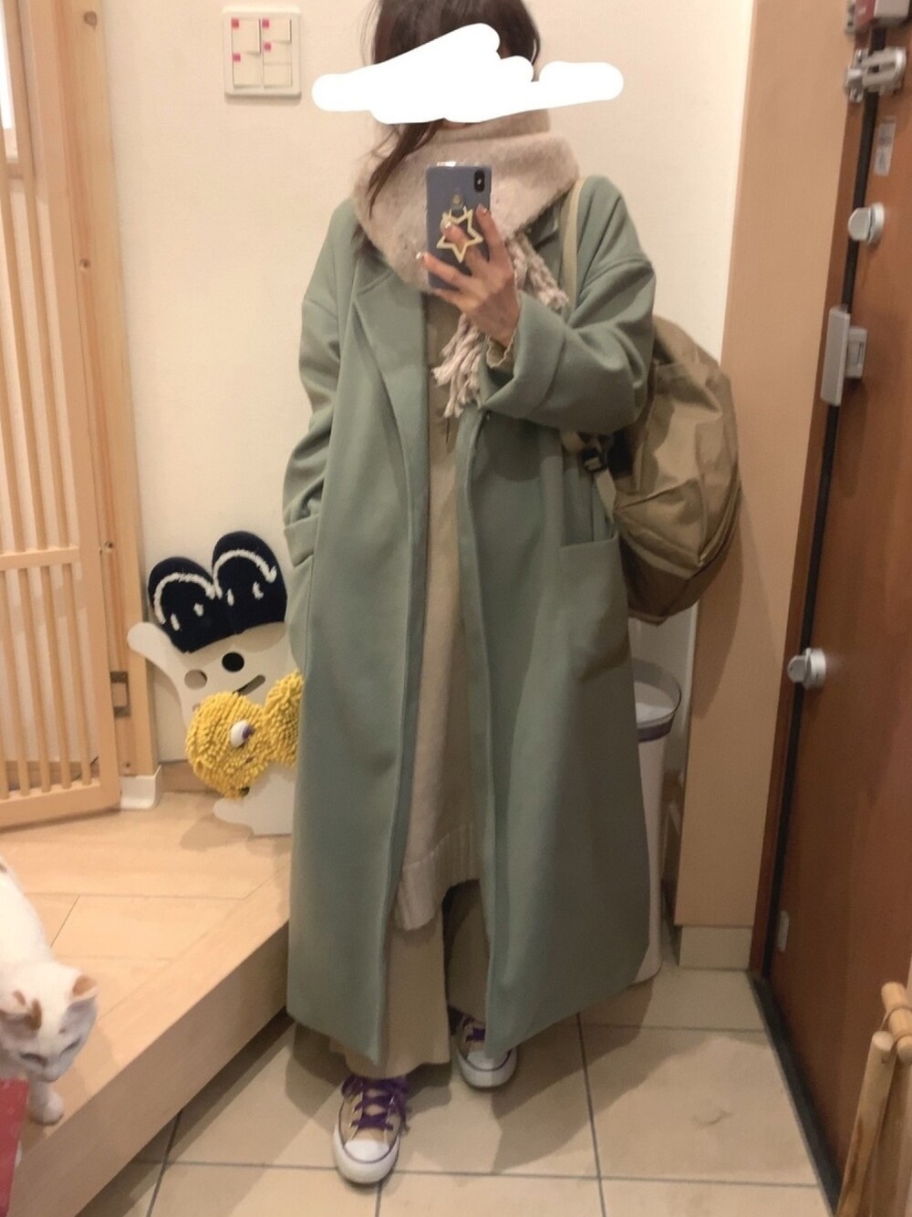 「ニットワンピース、ニットパンツ、コンバース オールスター、コンバース ハイカット、セットアップ、ニットセットアップ、ガウンコート、ボリュームマフラー、リュック、オトナカジュアル」｜「KOBE LETTUCEのサイドスリットビッグシルエットチェスターコート（チェスターコート、グリーン系）」を使った、こたつんさん（レディース・158cm）の冬コーディネートの1枚目の写真