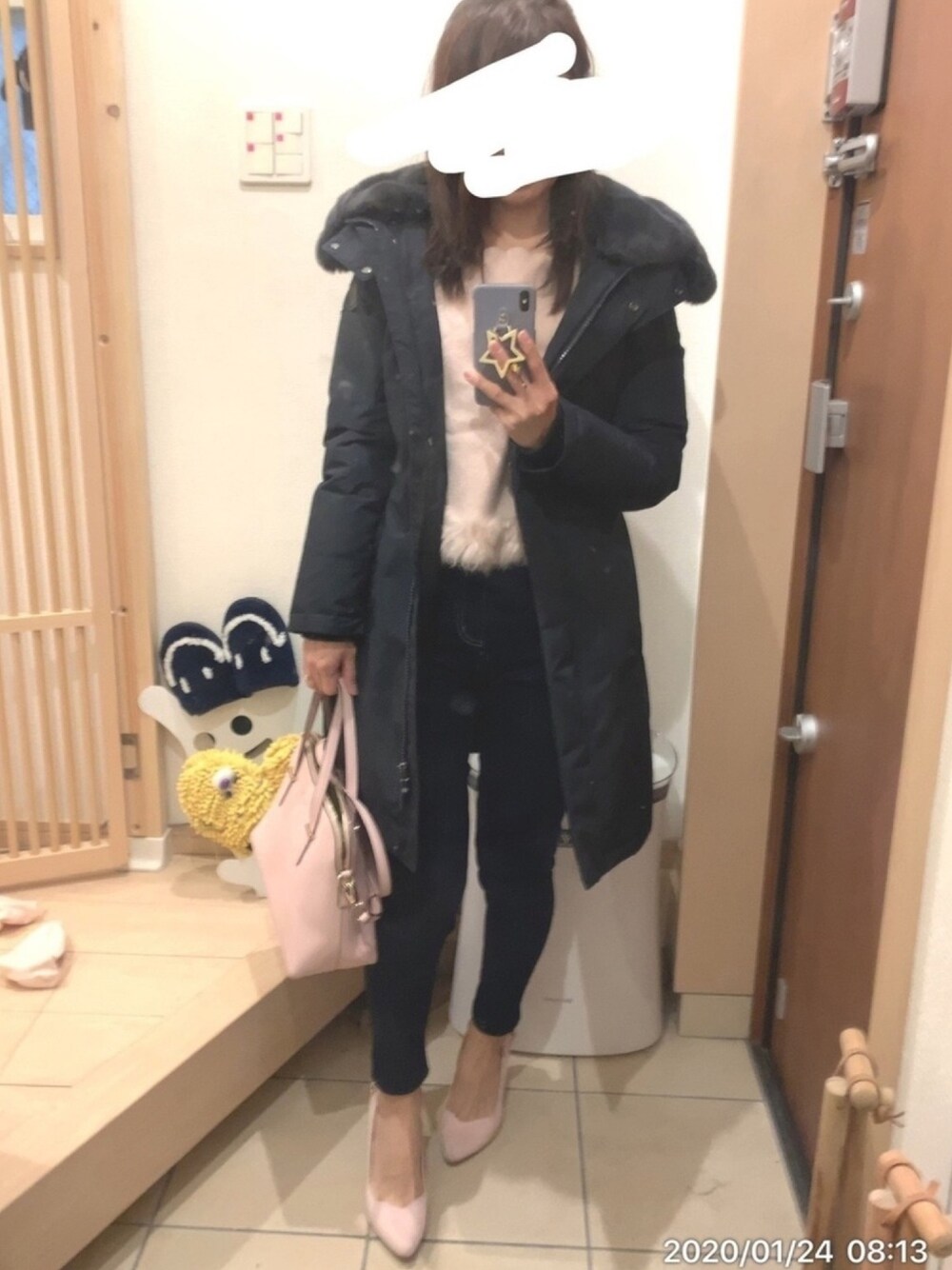 「スキニーデニム、ダウンコート、ダウンジャケット、ピンク、ピンクニット、パンプス、パンツスタイル、ファーニット、きれいめカジュアル、ヒール」｜「kate spade new yorkのCEDAR STREET MAISE（ショルダーバッグ、ピンク系）」を使った、こたつんさん（レディース・158cm）の冬コーディネートの1枚目の写真