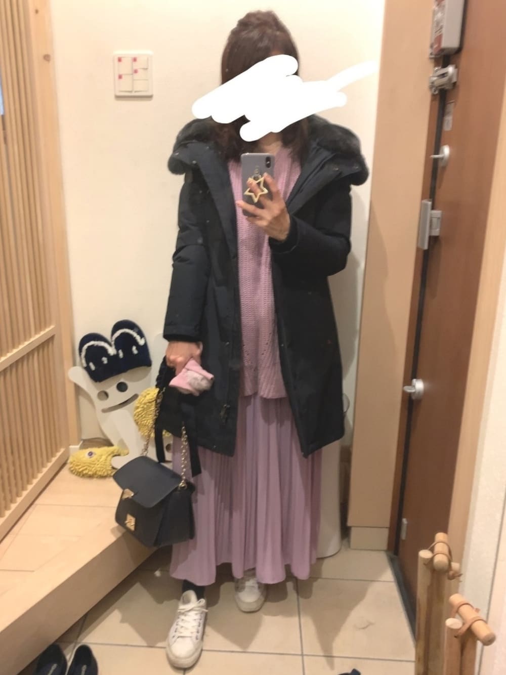 「プリーツスカート、ラベンダー、パープル、スニーカー、ダウンコート、ダウン、スニーカーコーデ、コンバース、コンバース オールスター、カジュアル」｜「WOOLRICHの【WOOLRICH/ウールリッチ】 WS BOW BRIDGE CT：ダウン（ダウンジャケット/コート、ブルー系）」を使った、こたつんさん（レディース・158cm）の冬コーディネートの1枚目の写真