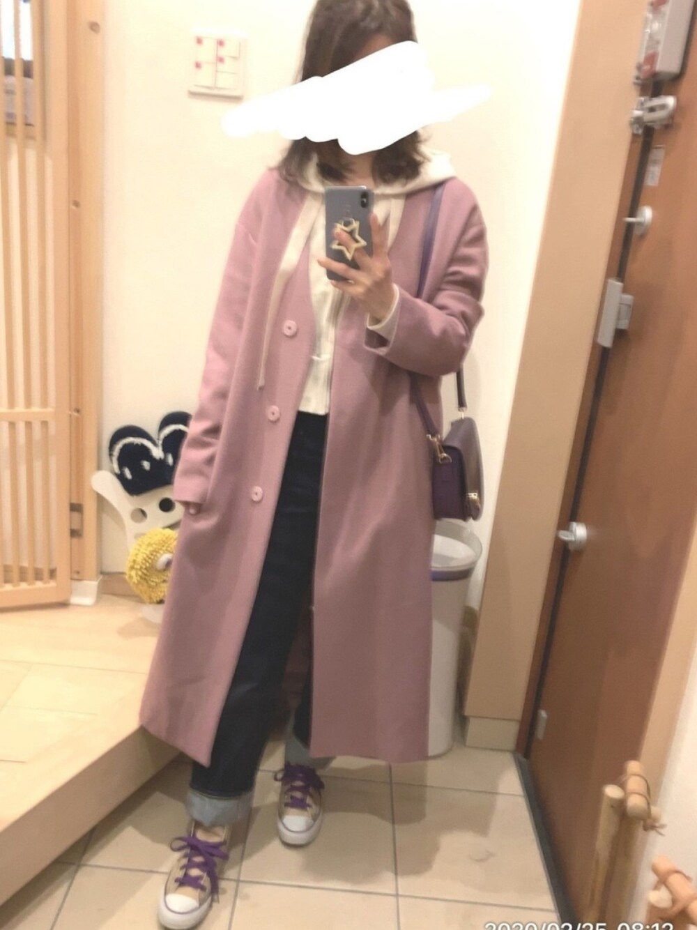 「デニム、コンバース オールスター、コンバース ハイカット、パーカー、フーディー、パープル、ストレートデニム、カジュアル」｜「MARCO BIANCHINIのMARCO BIANCHIN:フラップショルダーバッグ◇（ショルダーバッグ、パープル系）」を使った、こたつんさん（レディース・158cm）の冬コーディネートの1枚目の写真