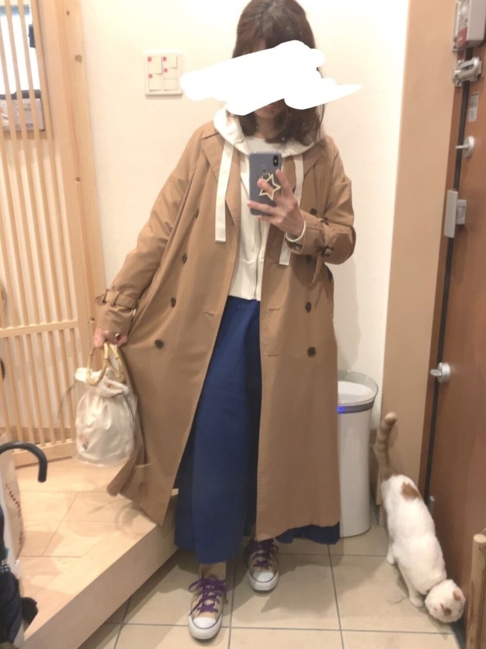 ベージュ系のスニーカー、ホワイト系のパーカー、その他のトートバッグを着用したレディースの春コーディネートの1枚目の写真