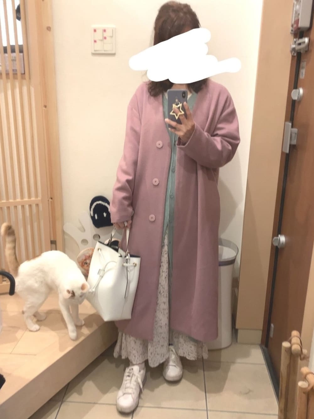 「スニーカー、花柄スカート、マキシスカート、ロングカーディガン、春色、猫」｜「NIKEのアイテム（スニーカー、ホワイト系）」を使った、こたつんさん（レディース・158cm）の春コーディネートの1枚目の写真