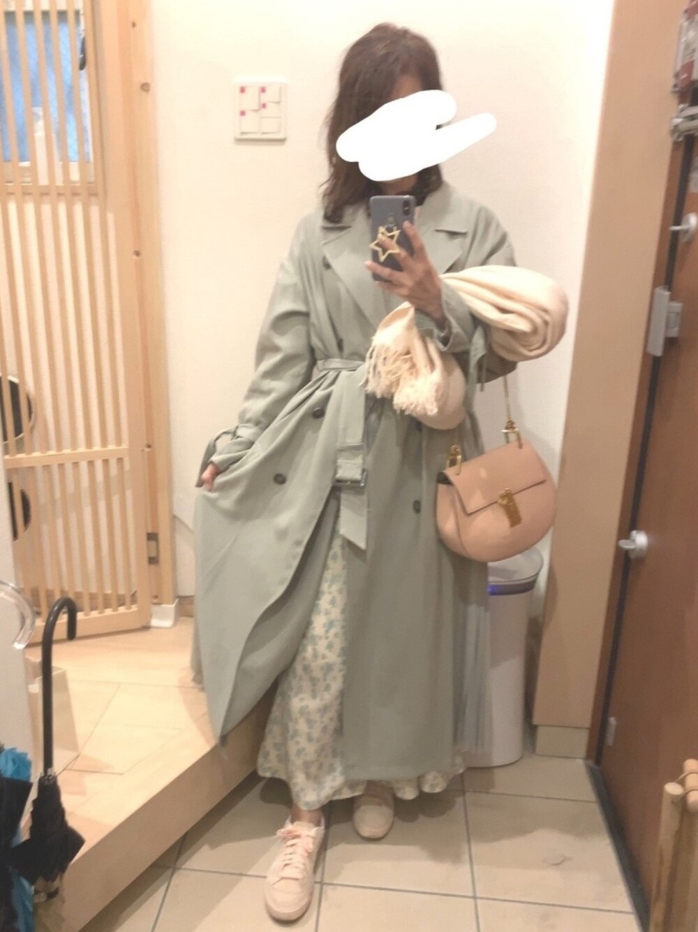 「スニーカーコーデ、ロングワンピース、花柄ワンピース、トレンチコート、ピスタチオグリーン、春アウター、サイドプリーツ、ミントグリーン、ピンクニット」｜「NIKEのナイキ ブレーザー シティ LOW LX ウィメンズシューズ（スニーカー、ベージュ系）」を使った、こたつんさん（レディース・158cm）の春コーディネートの1枚目の写真