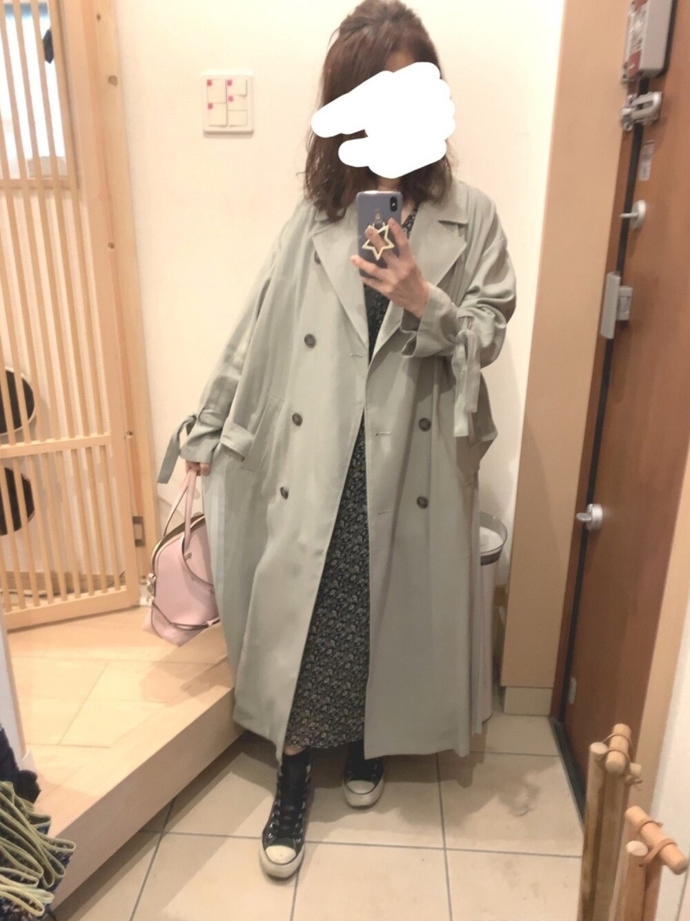 「花柄ワンピース、スニーカーコーデ、ワンピース、コンバース、コンバース ハイカット、トレンチコート、ピスタチオグリーン、サイドプリーツ」｜「CONVERSEのCONVERSE / LEA ALL STAR HI（スニーカー、ブラック系）」を使った、こたつんさん（レディース・158cm）の春コーディネートの1枚目の写真