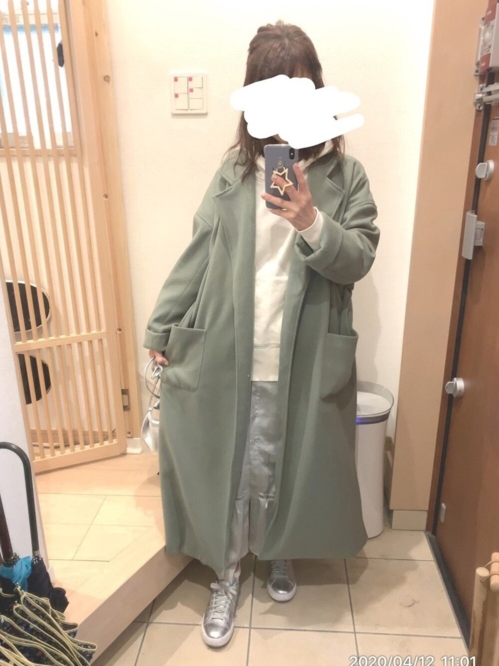 「フーディー、パーカー、シャツワンピ、サテン、サテンワンピース、スニーカー、シルバーシューズ、オニツカタイガー、カジュアルガーリー」｜「Onitsuka Tigerのローンシップ 2.0 /  LAWNSHIP 2.0 (TH7D0L)（スニーカー、シルバー系）」を使った、こたつんさん（レディース・158cm）の春コーディネートの1枚目の写真
