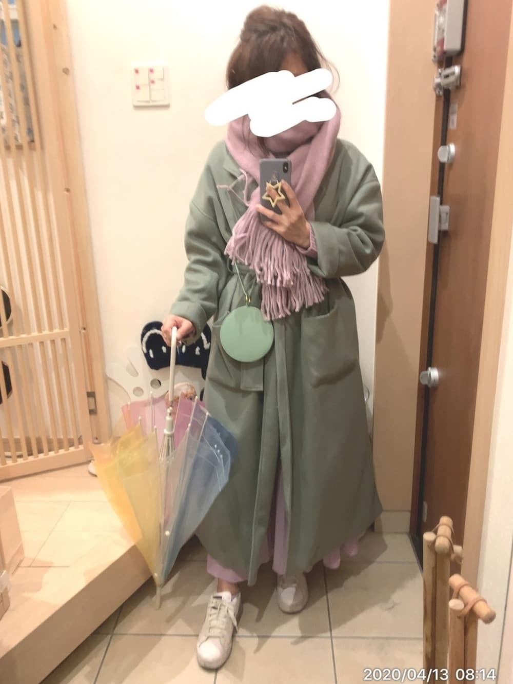 「ミントグリーン、ピスタチオグリーン、ラベンダー、プリーツスカート、雨の日コーデ、傘、ミニバッグ、丸バッグ、スニーカーコーデ、カジュアルガーリー」｜「NIKEのアイテム（スニーカー、ホワイト系）」を使った、こたつんさん（レディース・158cm）の春コーディネートの1枚目の写真