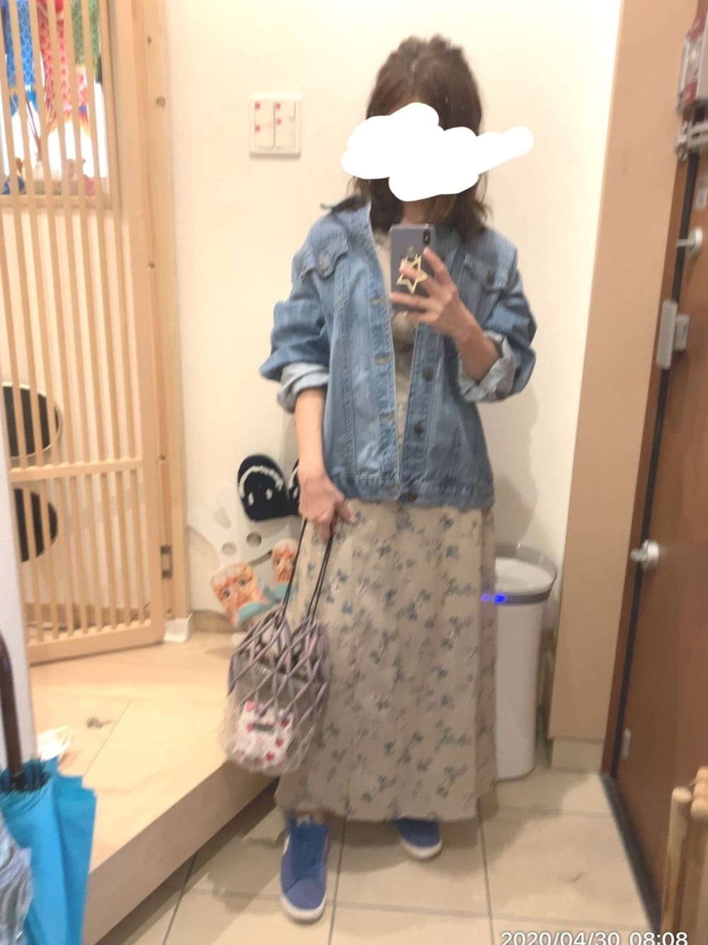 「ビッグシルエット、デニムジャケット、Gジャン、花柄ワンピース、リネンワンピース、ウッドビーズ、ビーズバッグ、スニーカー、カジュアルガーリー」｜「LE VERNISのクリアウッド巾着（ショルダーバッグ、ブルー系）」を使った、こたつんさん（レディース・158cm）の春コーディネートの1枚目の写真