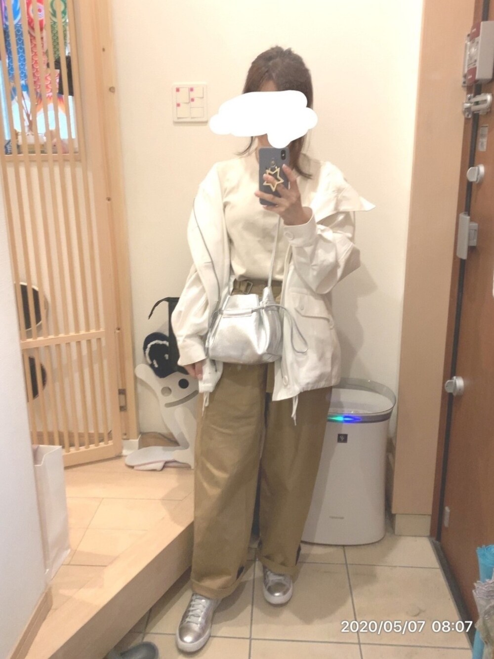「シルバーシューズ、シルバーバッグ、スニーカー、チノパン、クルーネックTシャツ、ユニクロ、GU、パンツスタイル、モッズコート、Tシャツ」｜「Onitsuka Tigerのローンシップ 2.0 /  LAWNSHIP 2.0 (TH7D0L)（スニーカー、シルバー系）」を使った、こたつんさん（レディース・158cm）の春コーディネートの1枚目の写真