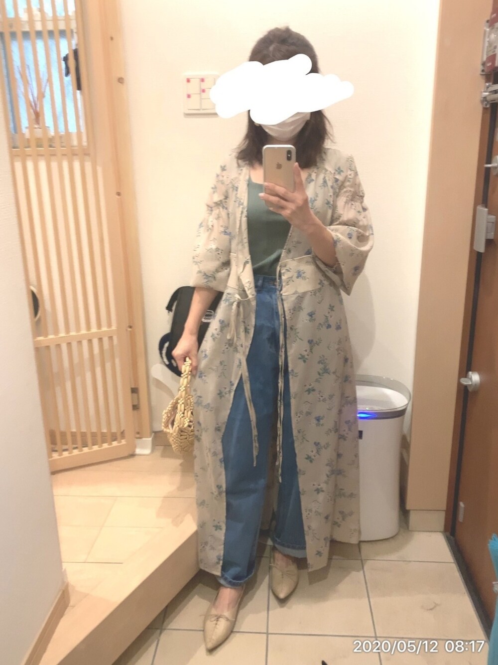 「ワンピース、ポインテッドトゥ、パンプス、タンクトップ、デニム、デニムパンツ、カジュアル、パンツスタイル、ウッドビーズバッグ、花柄ワンピース」｜「ODETTE E ODILEのOID レースアップ FLT15（パンプス、ベージュ系）」を使った、こたつんさん（レディース・158cm）の春コーディネートの1枚目の写真