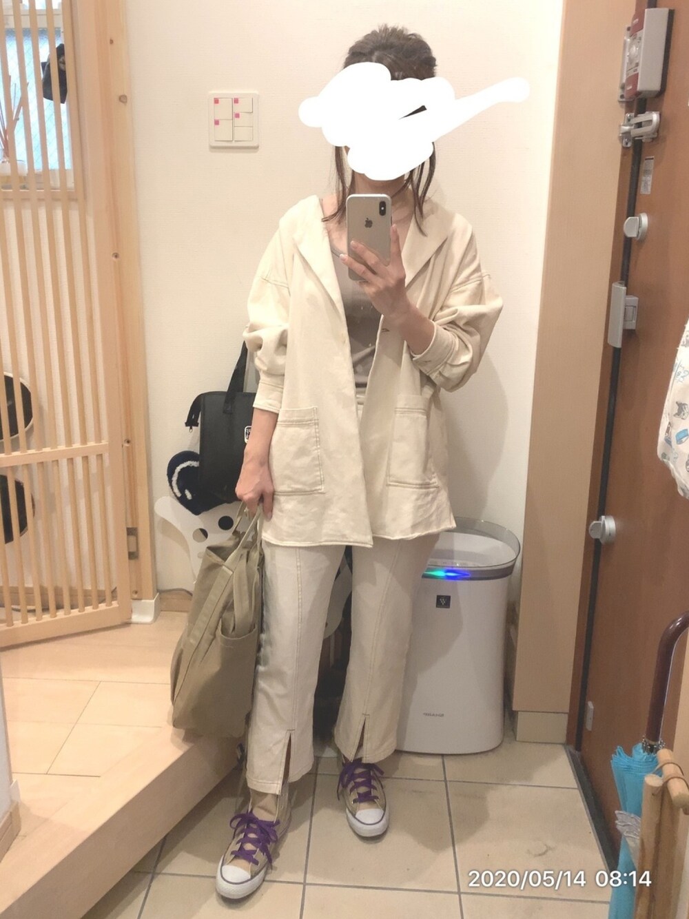 「ベージュ、ベージュコーデ、ベージュパンツ、フレアパンツ、セットアップ、カジュアル、スニーカー、コンバース オールスター、リュック、ナチュラル」｜「CONVERSEのCONVERSE ALL STAR Color ON Color HI（スニーカー、ベージュ系）」を使った、こたつんさん（レディース・158cm）の春コーディネートの1枚目の写真