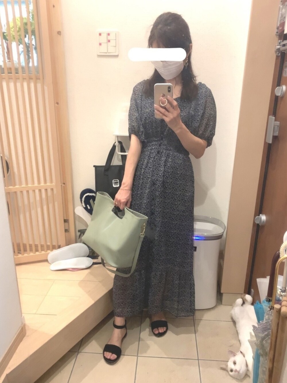 「花柄、花柄ワンピース、モノトーンコーデ、デカバッグ、サンダル、猫、ガーリー、ワンピース、パフスリーブ」｜「THE EMPORIUMの2WAYアンクルストラップサンダル（サンダル、ブラック系）」を使った、こたつんさん（レディース・158cm）の夏コーディネートの1枚目の写真