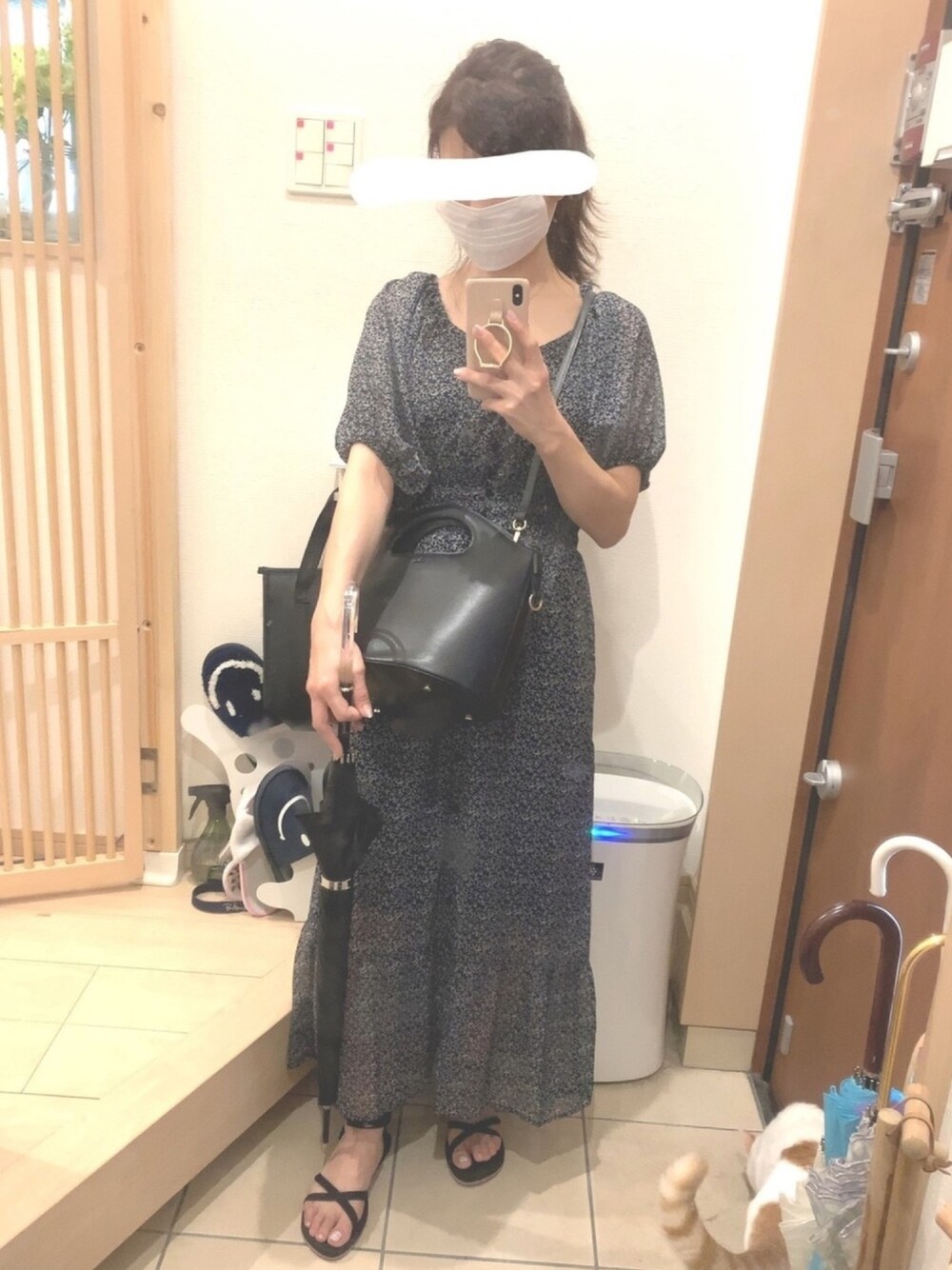 「モノトーン、モノトーンコーデ、花柄ワンピース、ワンピース、ビーチサンダル、スポーツサンダル、雨の日コーデ、マキシ丈ワンピース、ショルダーバッグ」｜「PUMAのアイテム（サンダル、ブラック系）」を使った、こたつんさん（レディース・158cm）の夏コーディネートの1枚目の写真