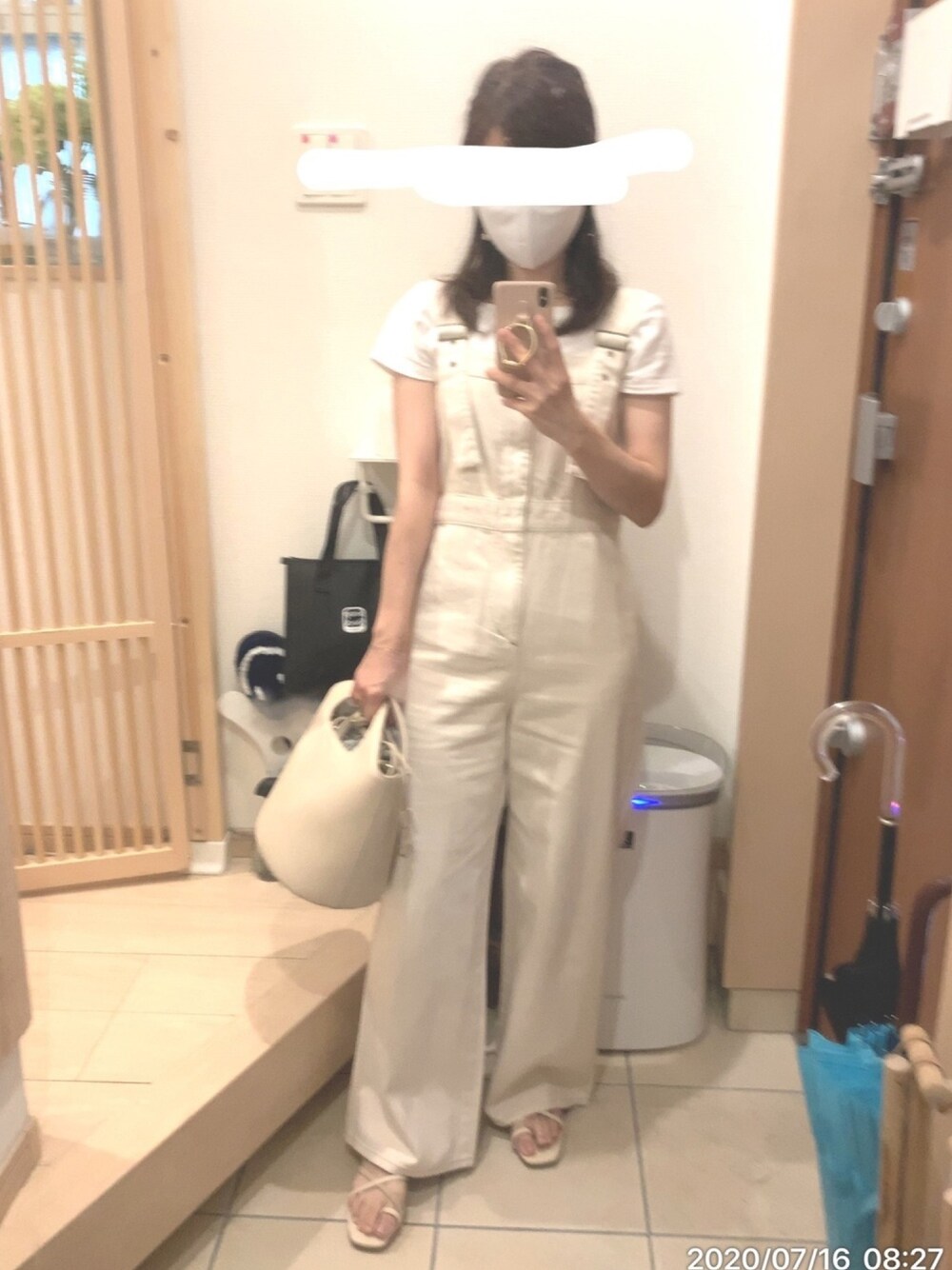 「サロペット、ベージュ、ベージュコーデ、ワントーンコーデ、ハイウエスト、サンダル、ロゴT、オトナカジュアル、Tシャツ、カジュアル」｜「Leeの【WEB限定】【Lee×ViS】デニムサロペットパンツ（つなぎ/オールインワン、ホワイト系）」を使った、こたつんさん（レディース・158cm）の夏コーディネートの1枚目の写真
