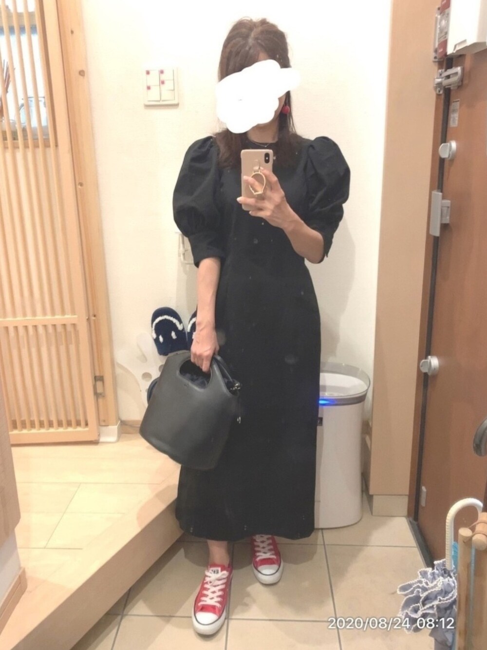 「パワーショルダー、パフスリーブ、ワンピース、ワンピース×スニーカー、コンバース、コンバース オールスター、差し色(赤)、タイトワンピース、さくらんぼ、ガーリー」｜「one after another NICE CLAUPの袖コンシャスワンピース（ワンピース、ブラック系）」を使った、こたつんさん（レディース・158cm）の夏コーディネートの1枚目の写真