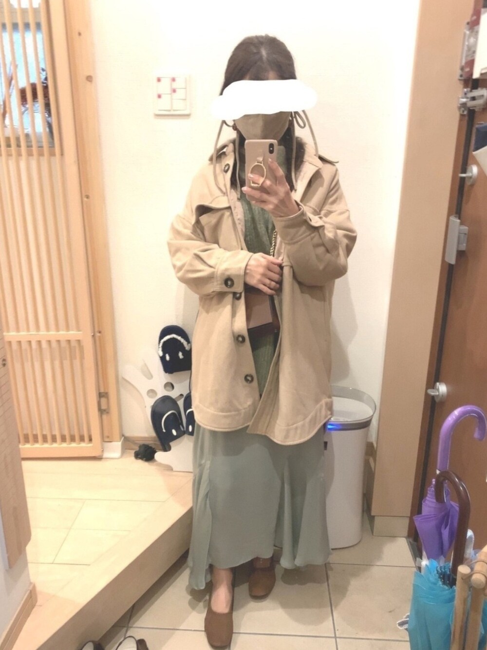 「サテンスカート、フラットパンプス、フラットシューズ、ジャケット、スクエアバッグ、ハイネックニット、秋服、ガーリー、マスク」｜「MOHIのMOHI バレエシューズ◆（バレエシューズ、ブラウン系）」を使った、こたつんさん（レディース・158cm）の秋コーディネートの1枚目の写真